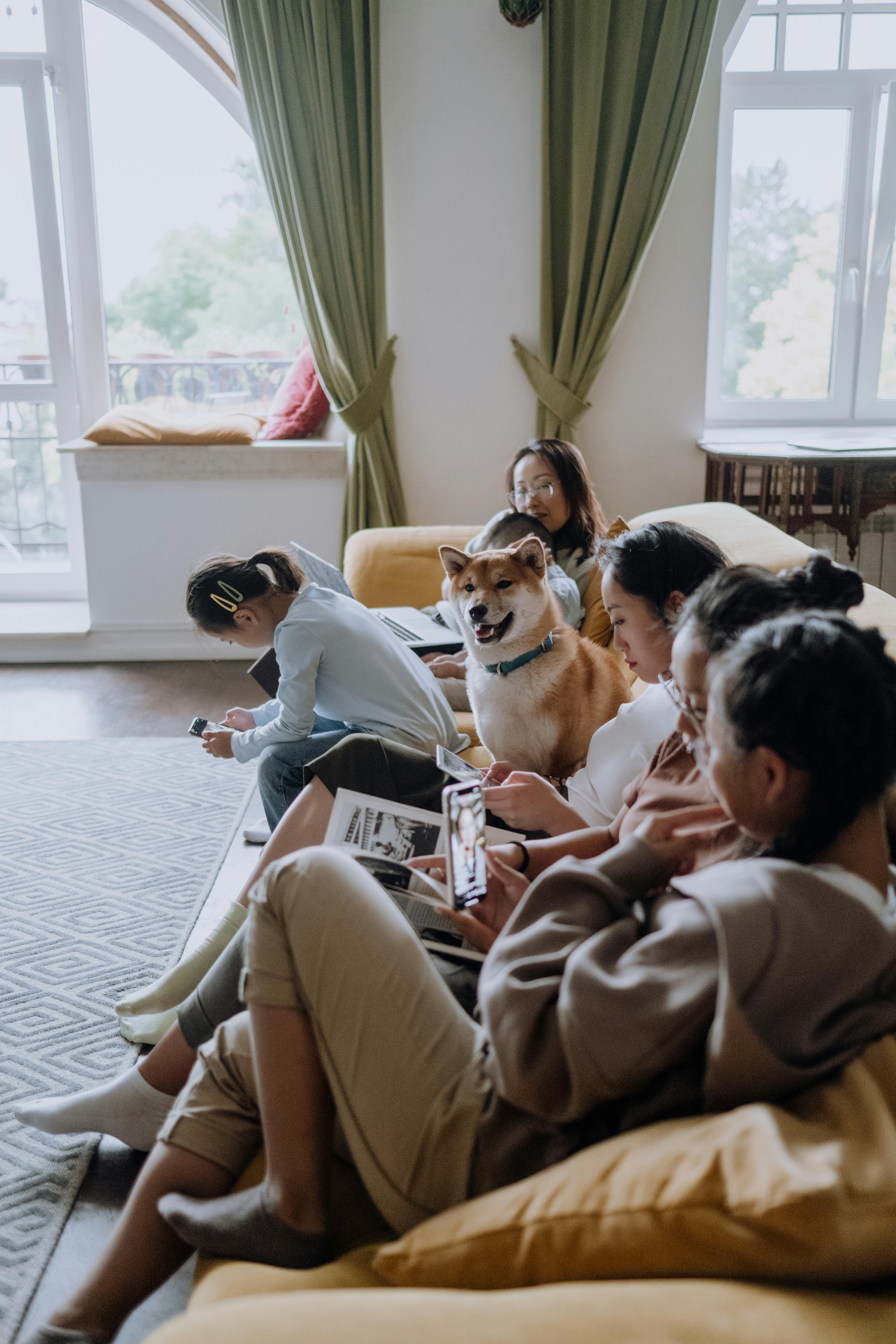 Eine große Familie sitzt auf einer Couch | Quelle: Pexels