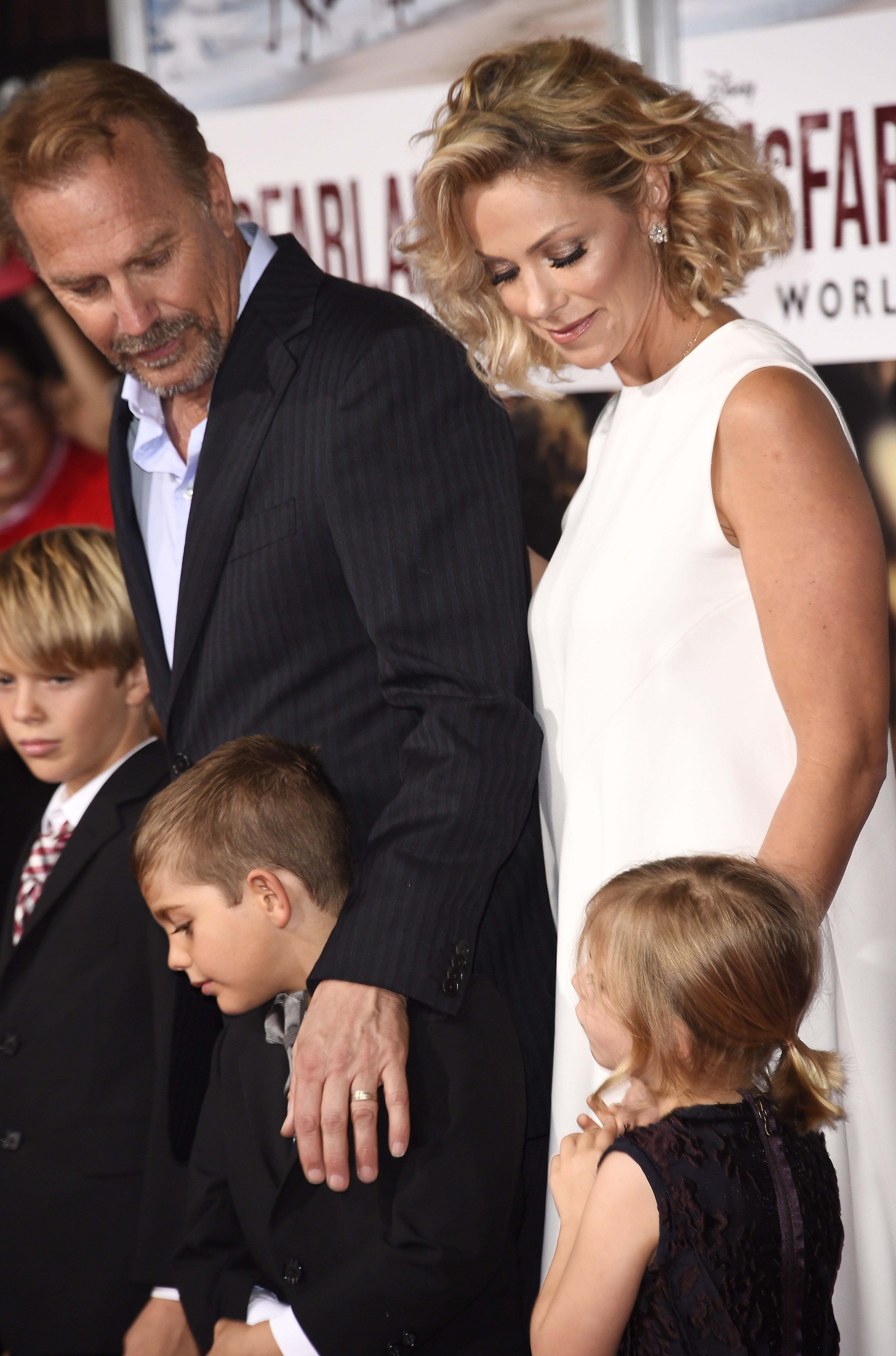 Cayden, Kevin, Hayes und Grace Costner und Christine Baumgartner bei der "McFarland, USA" Disney-Premiere in Hollywood, 2015 | Quelle: Getty Images