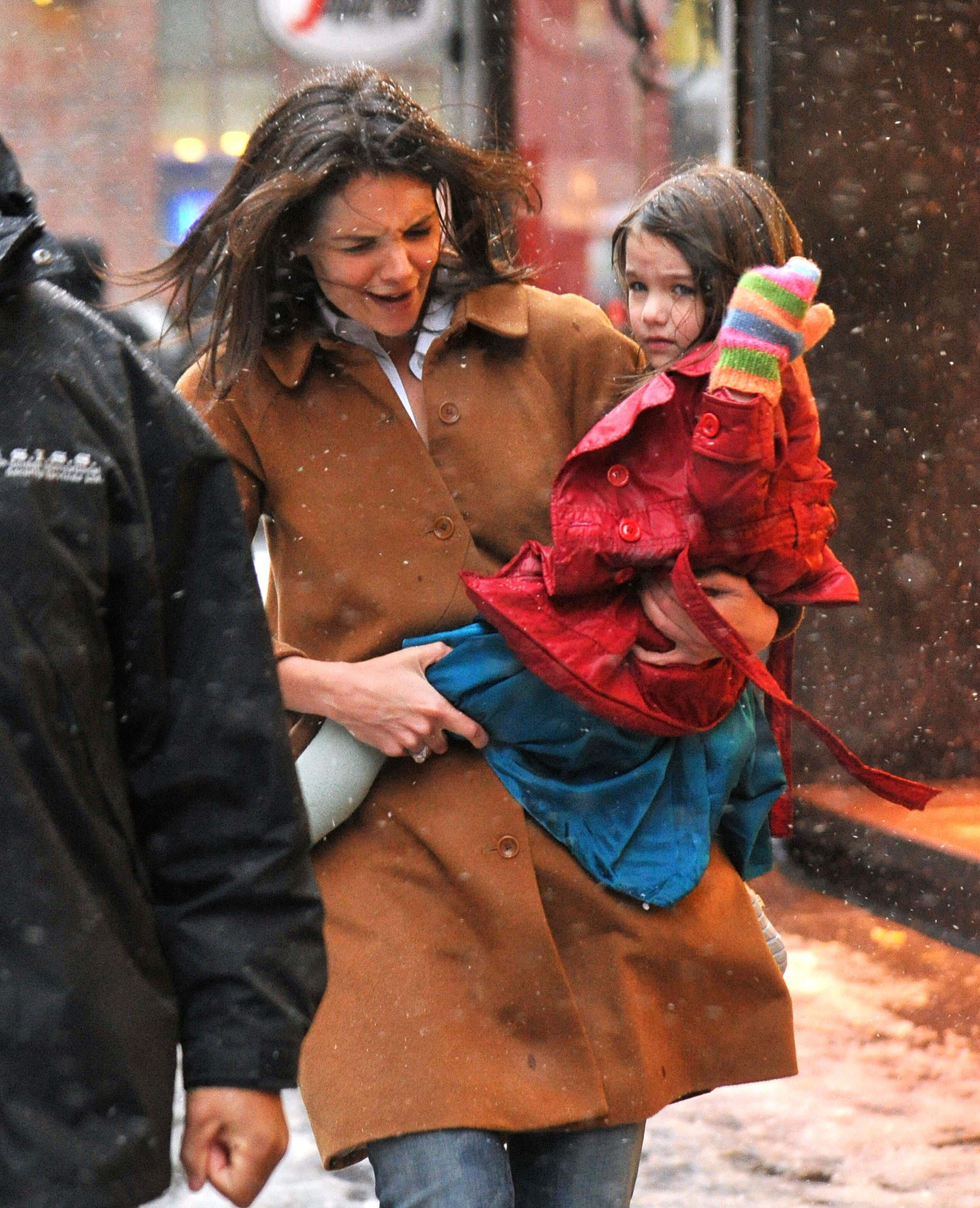 Katie Holmes reagiert, während sie ihre Tochter Suri Cruise am 10. Februar 2010 durch die Straßen von Manhattan trägt | Quelle: Getty Images