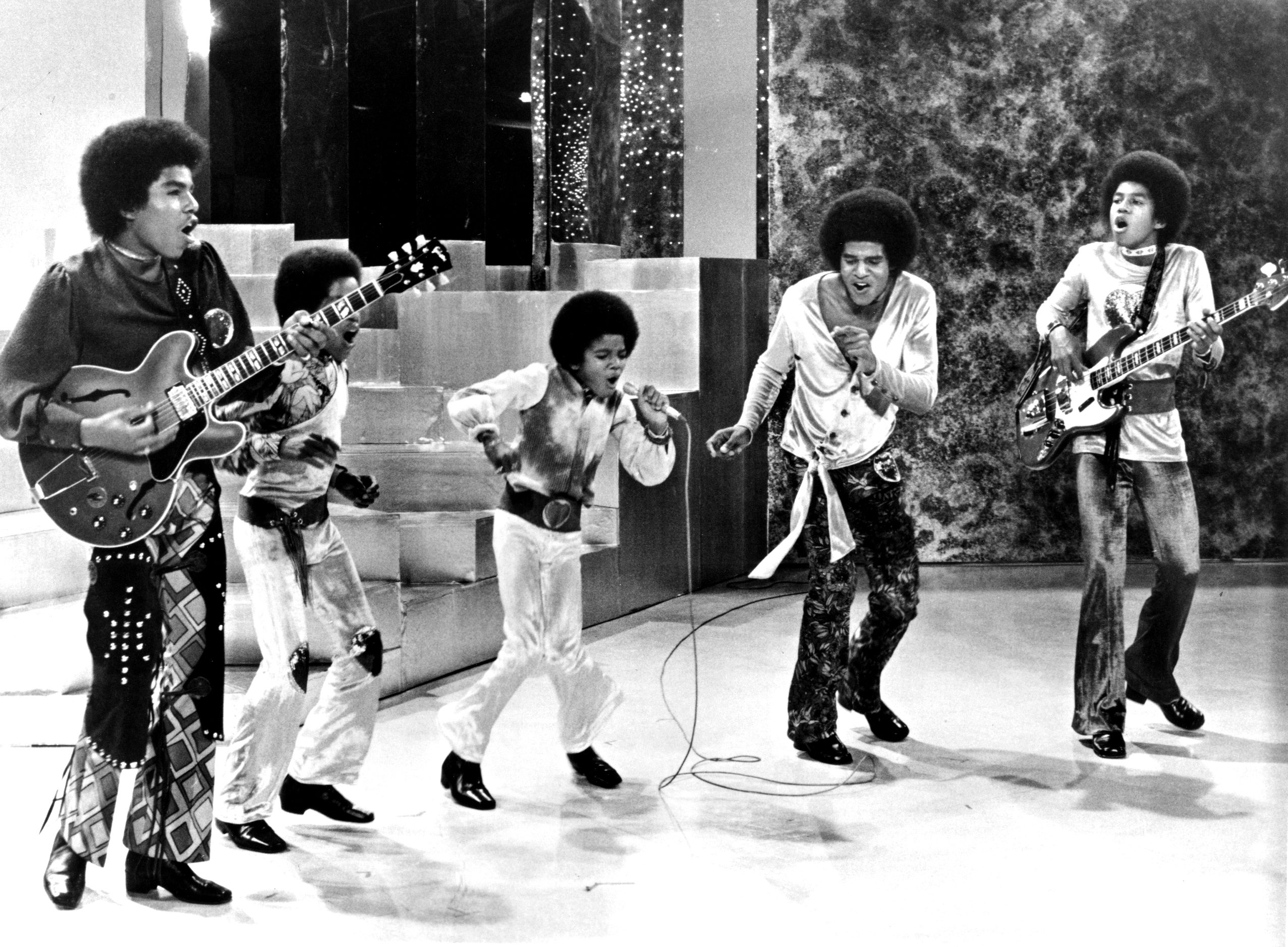 Die Jackson 5 bei einem Auftritt in einer Fernsehshow um 1969. | Quelle: Getty Images