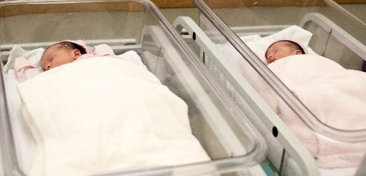 Neugeborene im Krankenhauskinderzimmer | Quelle: Getty Images
