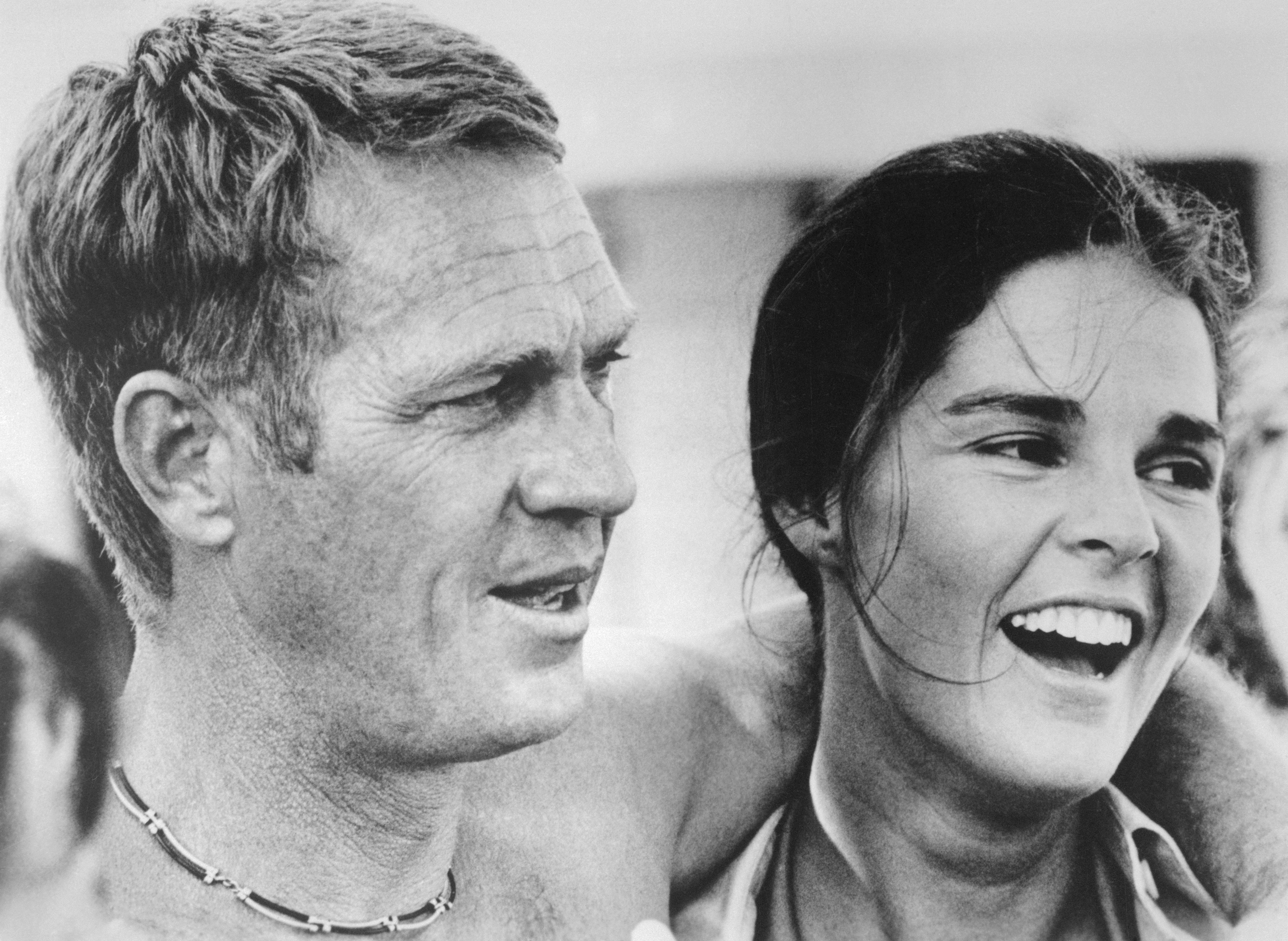 Steve McQueen und Ali MacGraw in einer Szene aus dem Film "The Getaway" von 1972 | Quelle: Getty Images