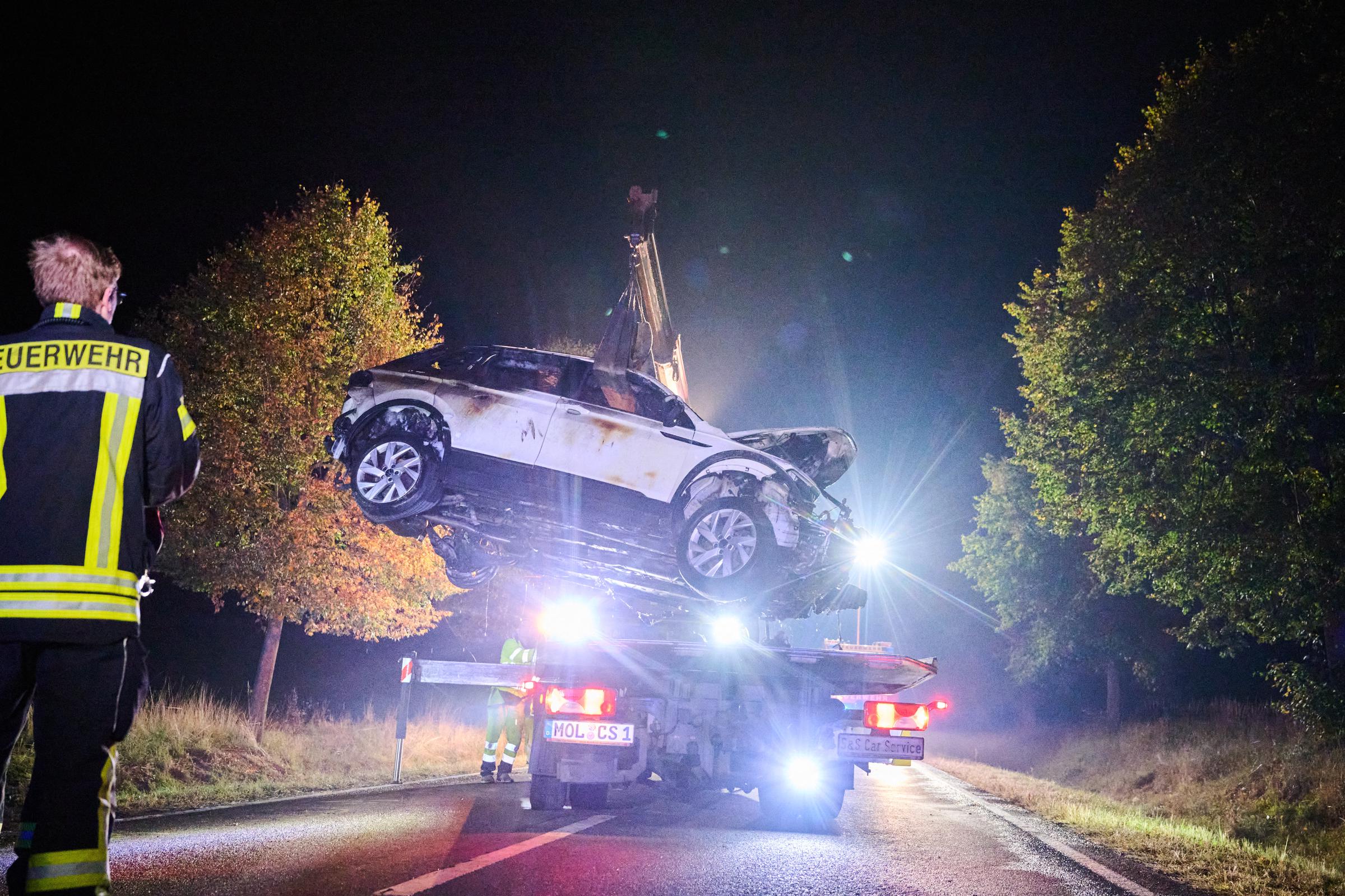 Das beschädigte Fahrzeug wird abgeschleppt. | Quelle: Getty Images