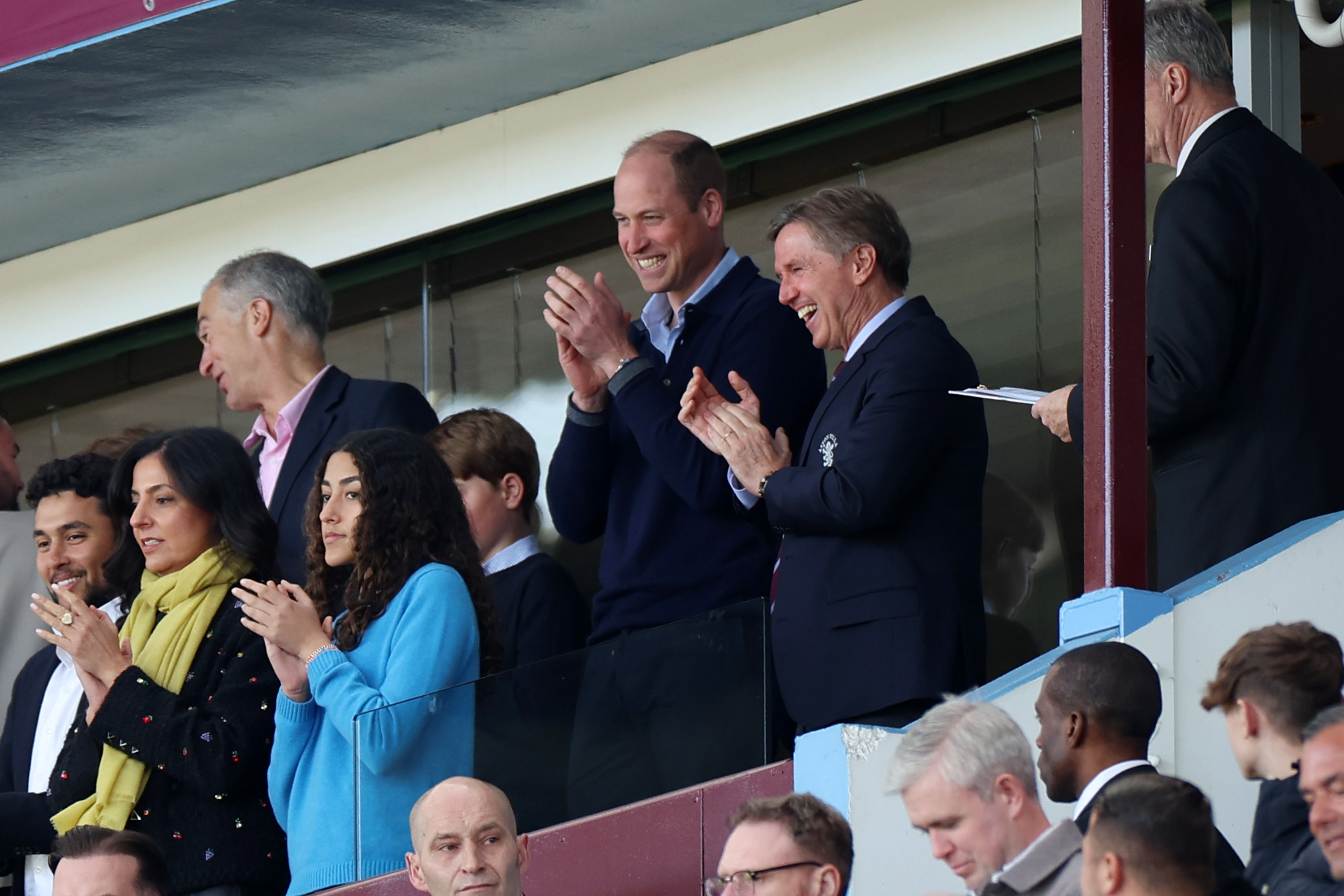 William, Prinz von Wales, schaut vor dem Premier-League-Spiel zwischen Aston Villa und Nottingham Forest am 8. April 2023 in Birmingham, England, zu | Quelle: Getty Images