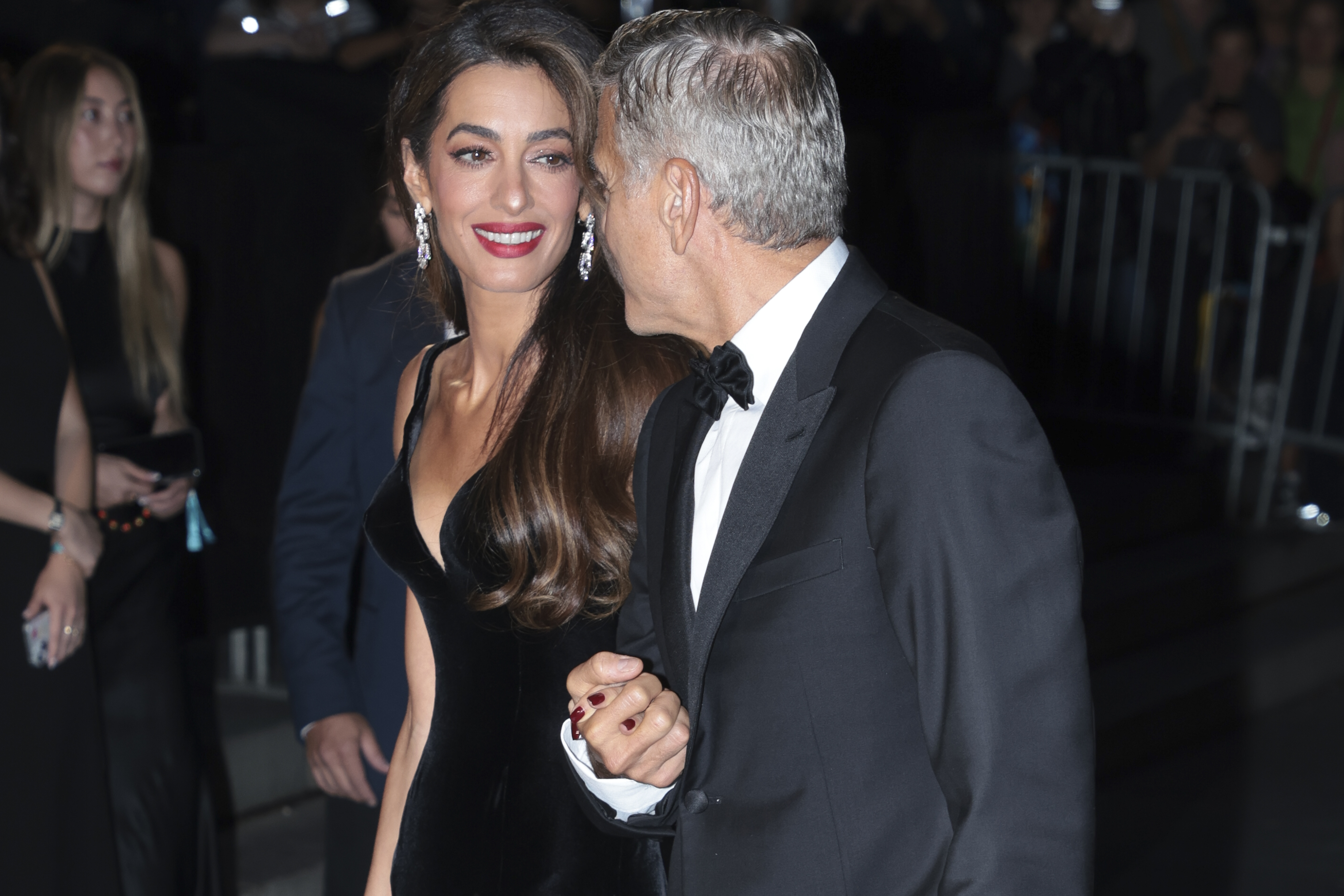 Amal und George Clooney Hand in Hand im The Albies in New York, am 26. September 2024 | Quelle: Getty Images