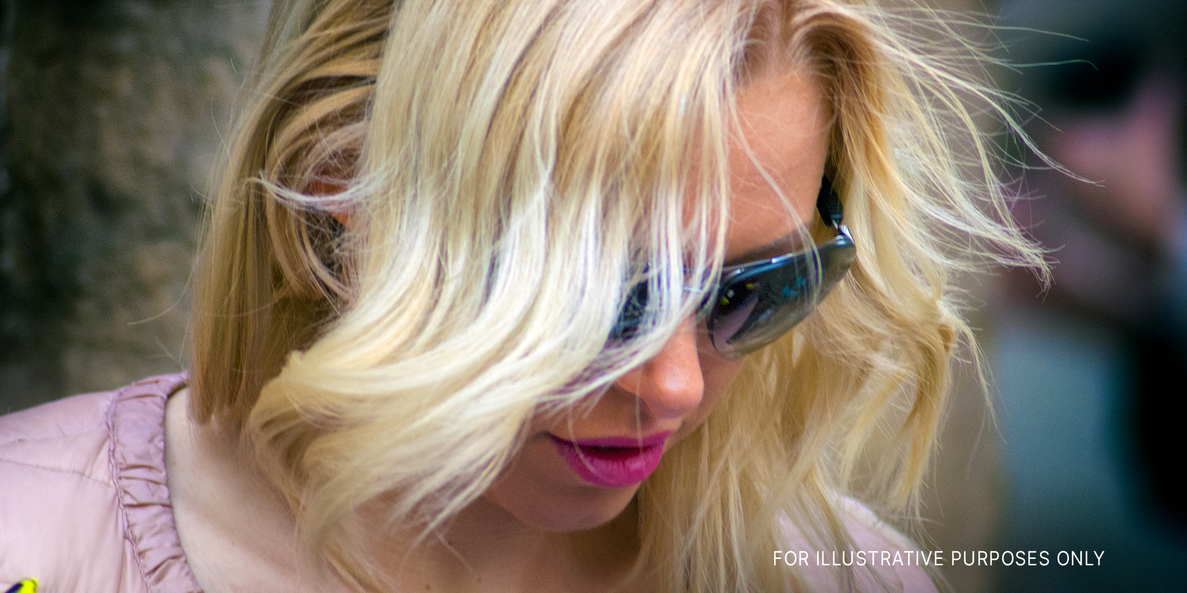 Eine blondhaarige Frau, die mit einer Sonnenbrille nach unten schaut | Quelle: Flickr.com/g_u/CC BY-SA 2.0