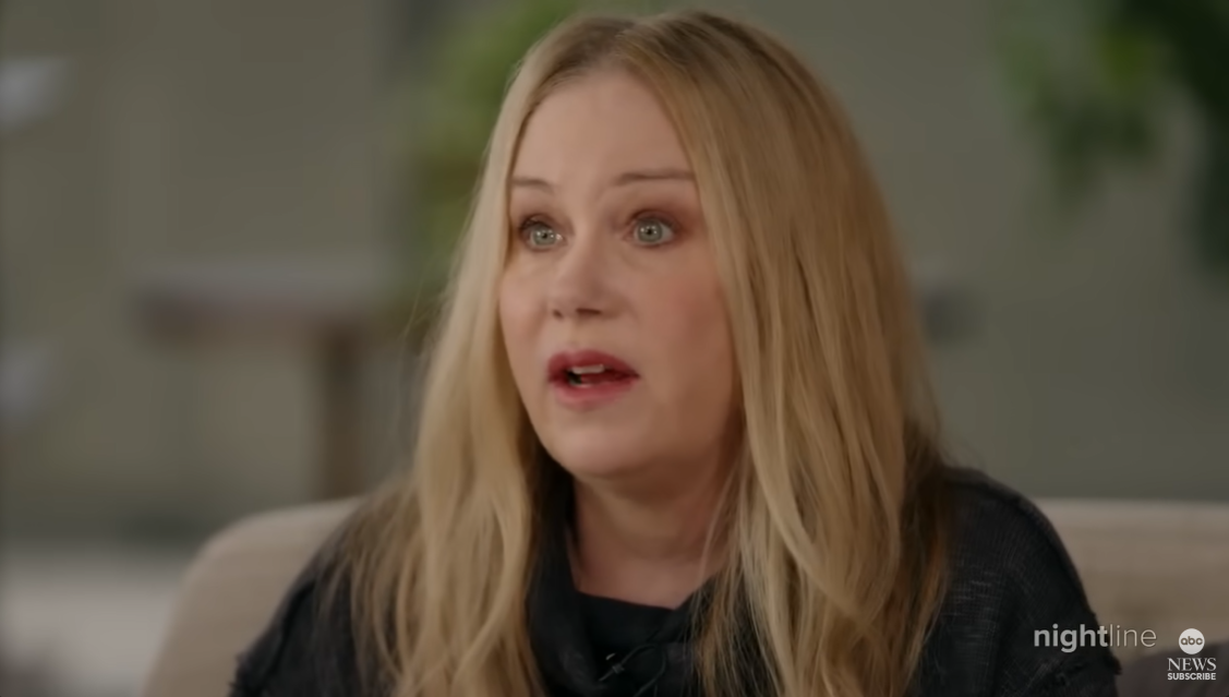 Christina Applegate sieht während des Interviews mit Robin Roberts im März 2024 sehr emotional aus. | Quelle: YouTube/ABCNews