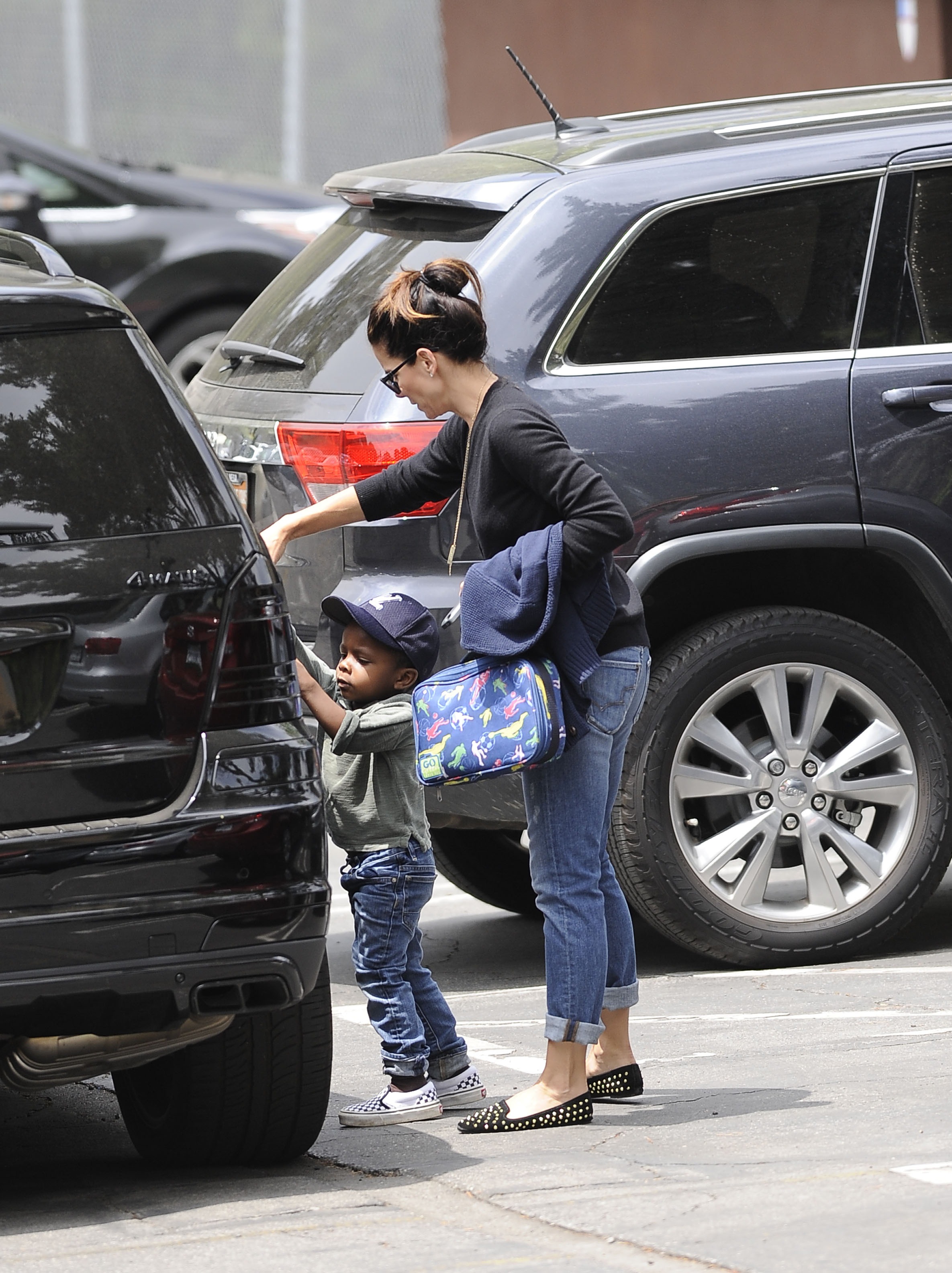 Sandra Bullock und Sohn Louis, gesehen am 16. Mai 2013 in Los Angeles, Kalifornien | Quelle: Getty Images
