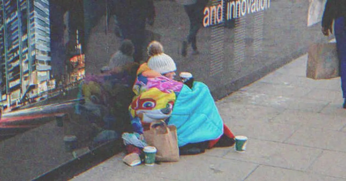Obdachloses Mädchen sitzt auf der Straße | Quelle: Shutterstock