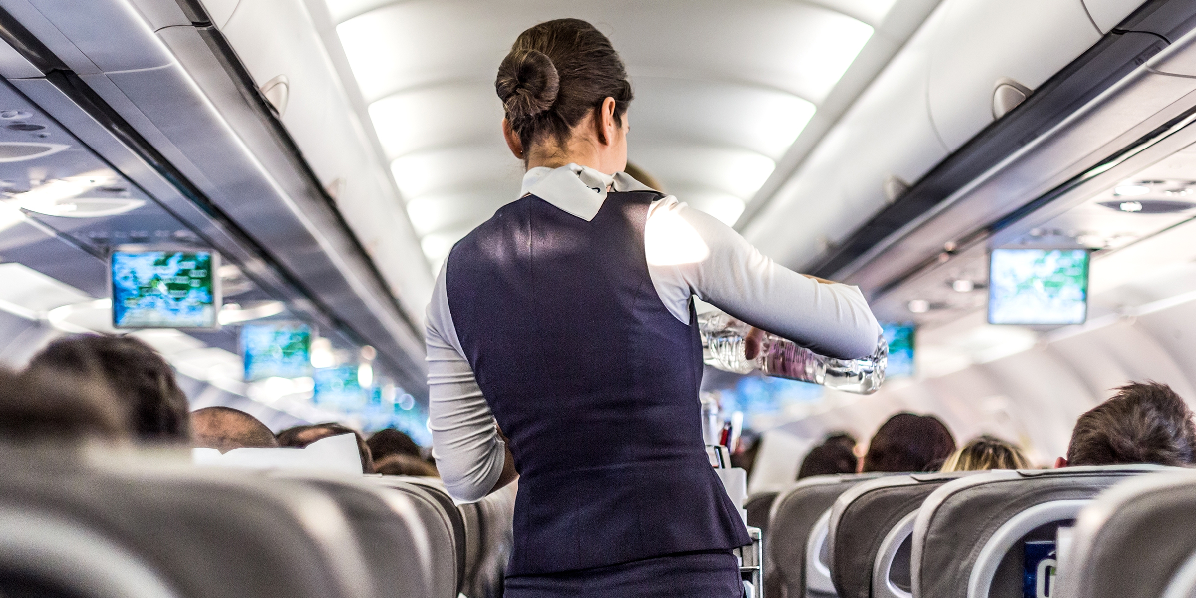 Eine Flugbegleiterin in einem Flugzeug | Quelle: Shutterstock