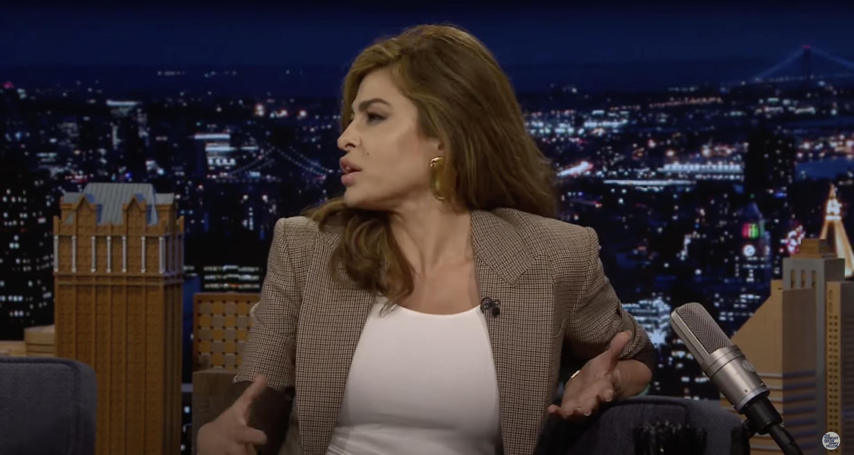 Eva Mendes in der "The Tonight Show Starring Jimmy Fallon", die für ihr neues Kinderbuch wirbt, aus einem YouTube-Video vom 19. September 2024 | Quelle: Youtube/@fallontonight