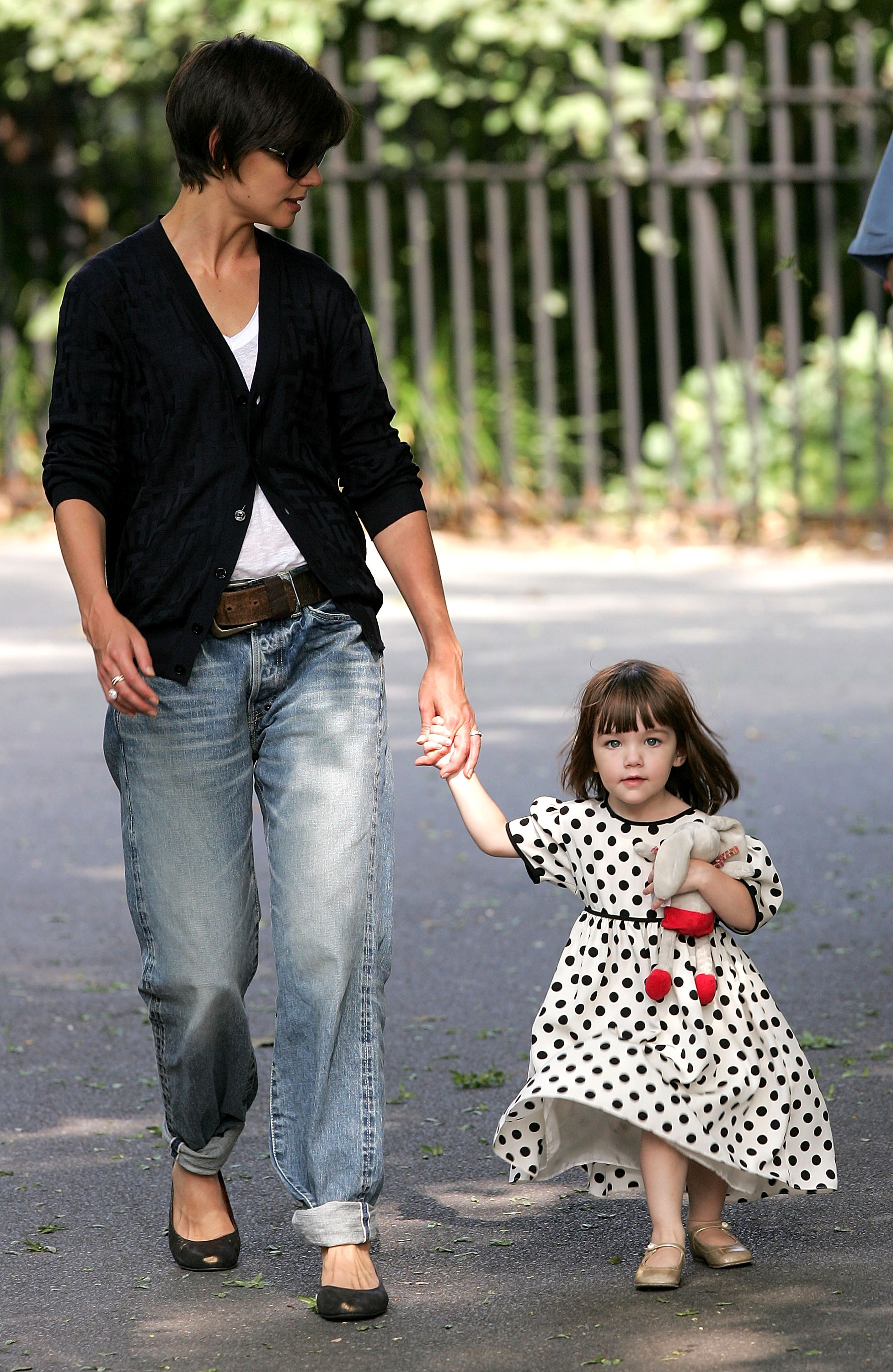 Katie Holmes und Suri Cruise auf den Straßen von Manhattan am 7. August 2008 in New York City. | Quelle: Getty Images