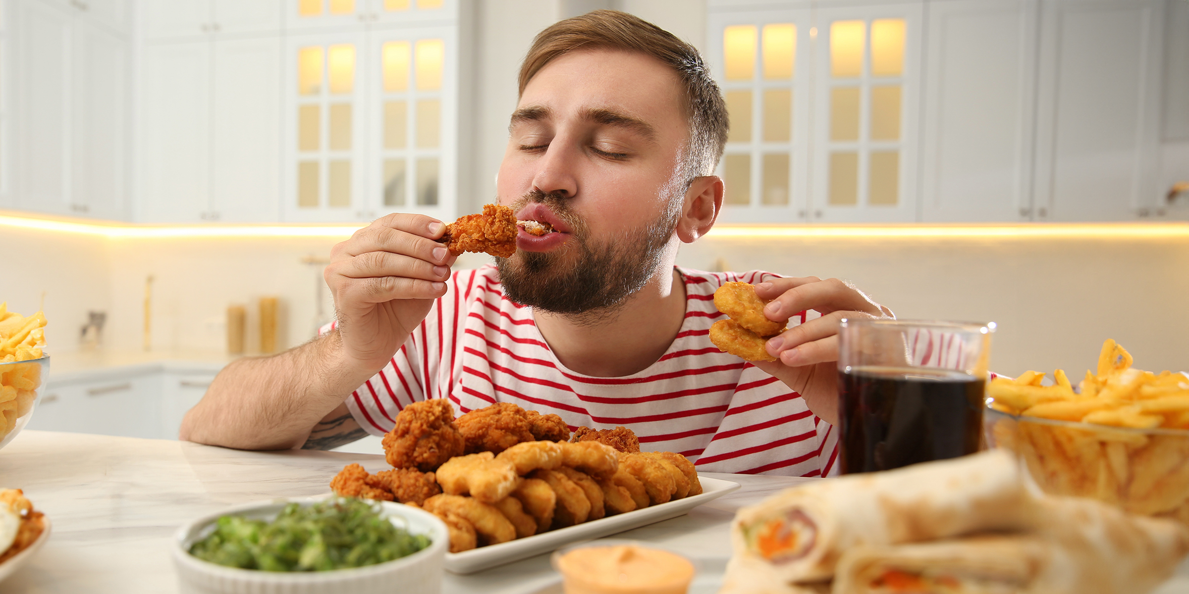Mann beim Essen | Quelle: Shutterstock