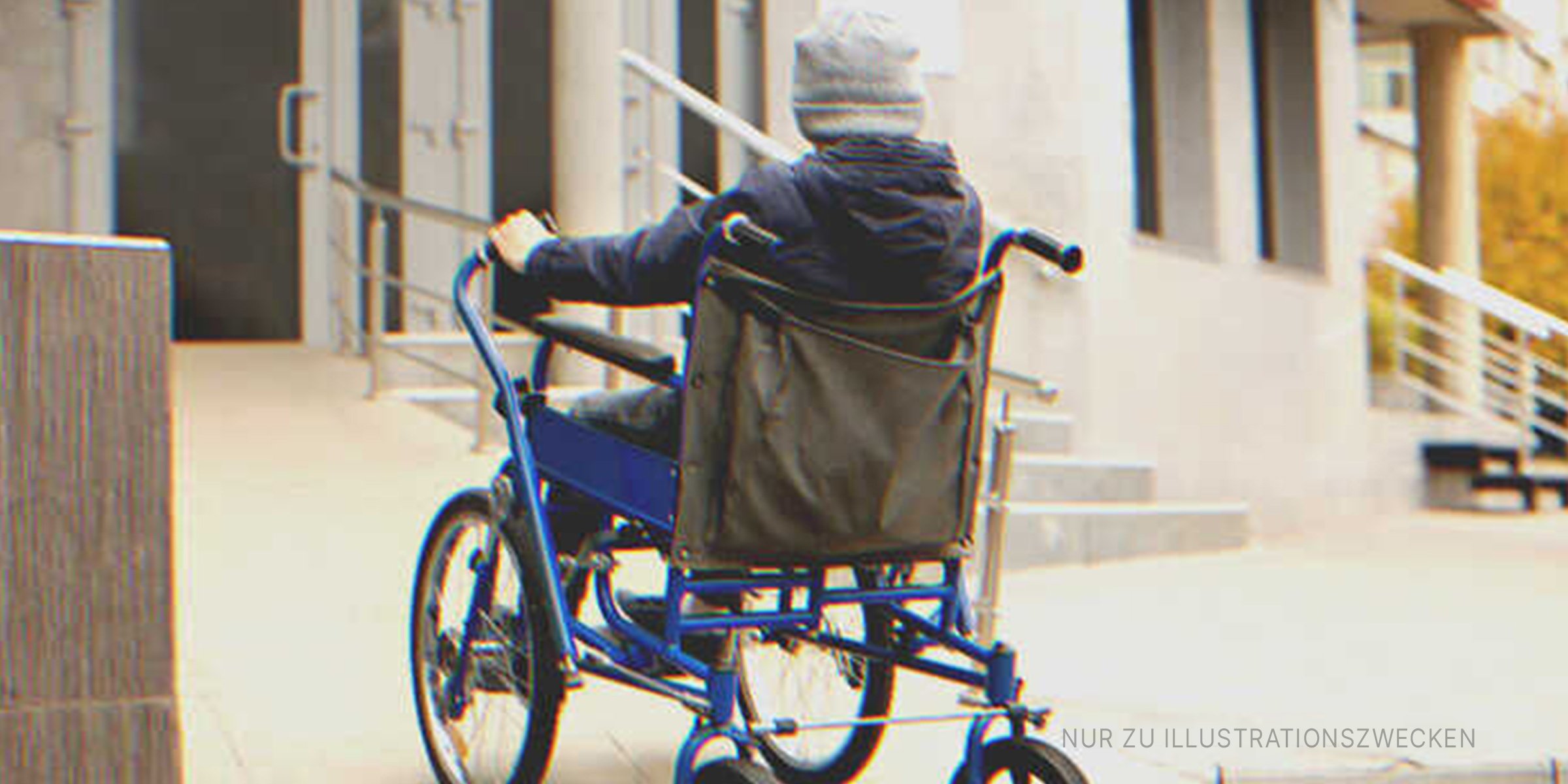 Junge im Rollstuhl außerhalb eines Gebäudes | Quelle: Shutterstock