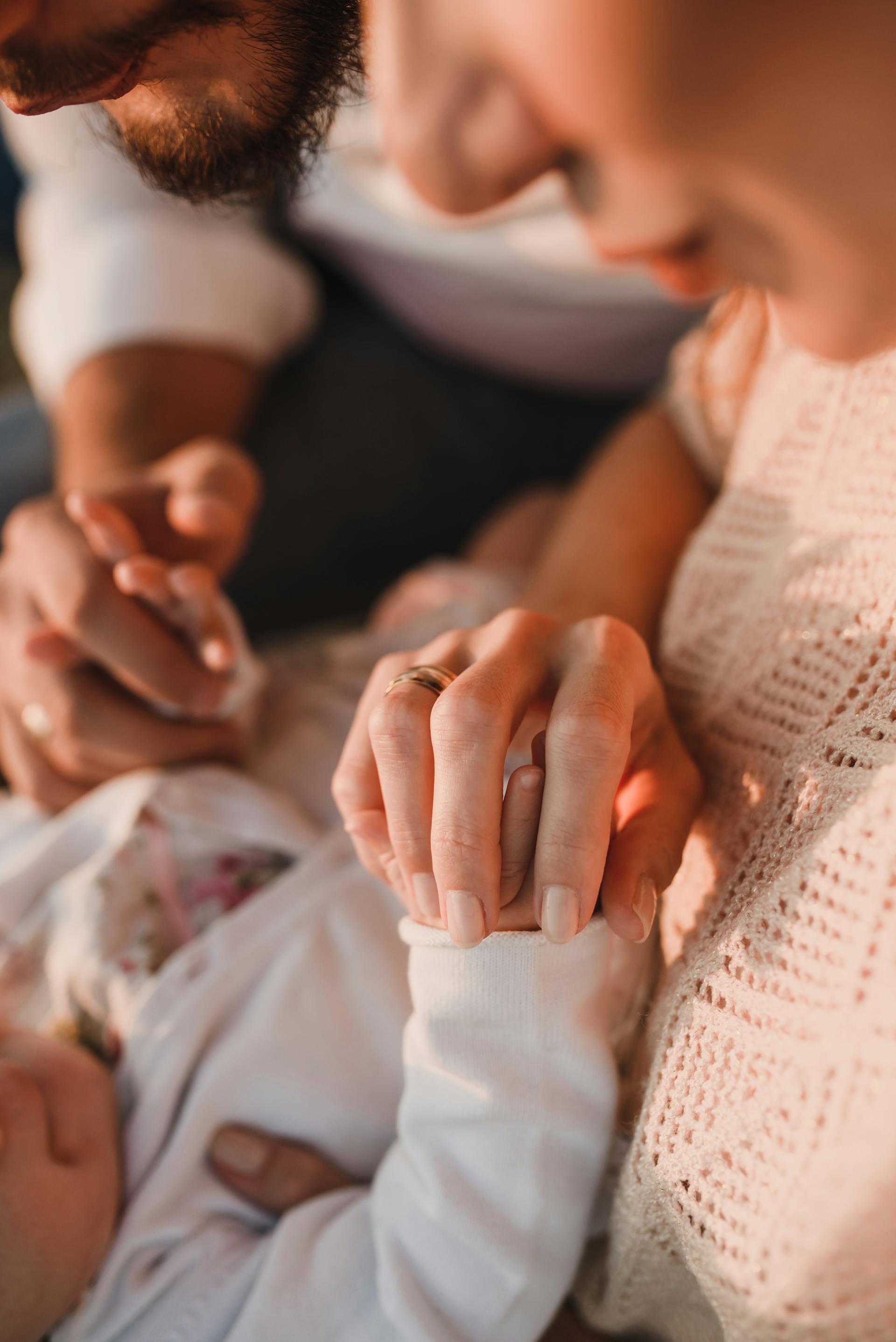 Nahaufnahme eines Mannes und einer Frau mit einem Baby | Quelle: Pexels