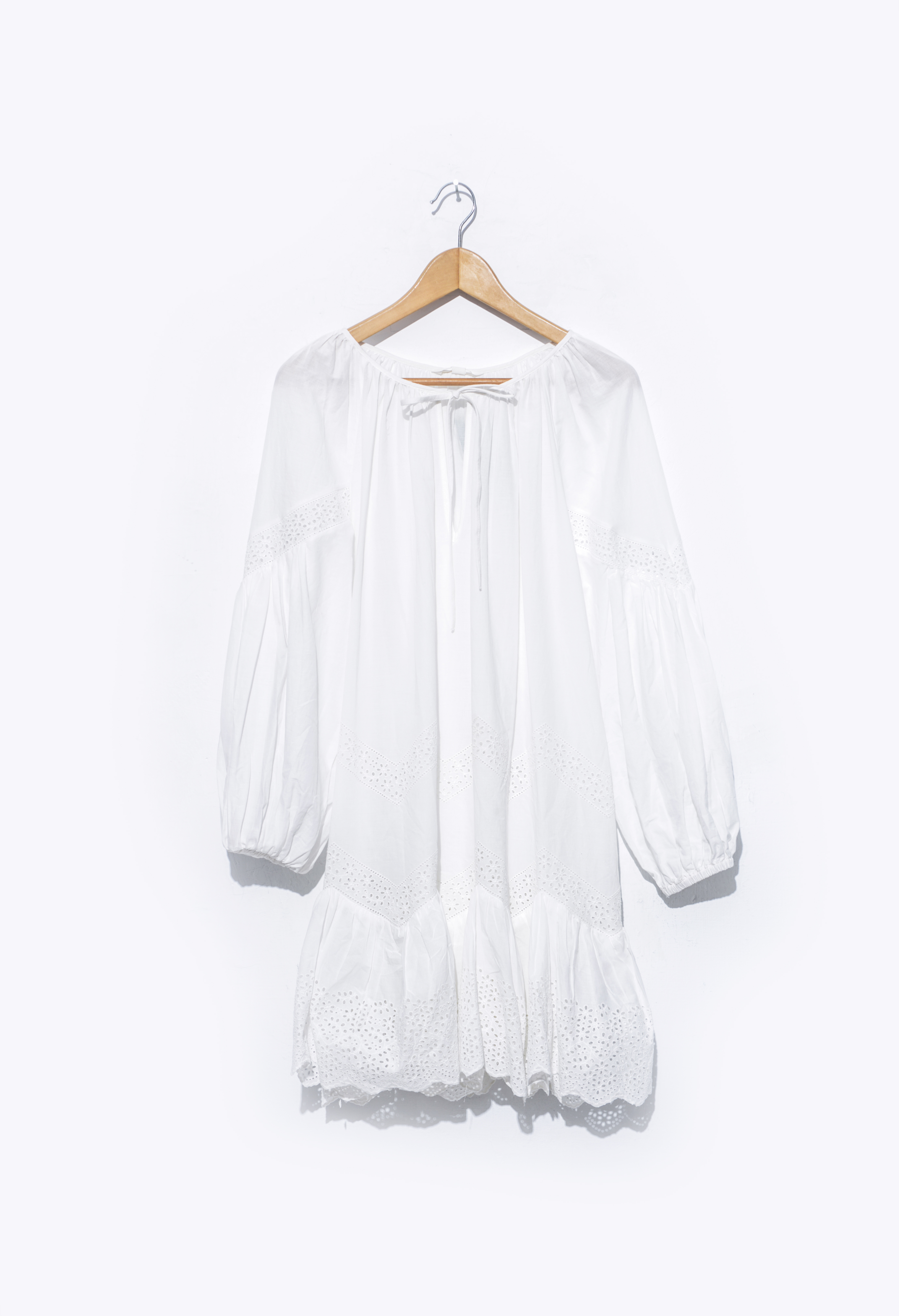 Ein weißes Kleid auf einem Kleiderbügel | Quelle: Shutterstock