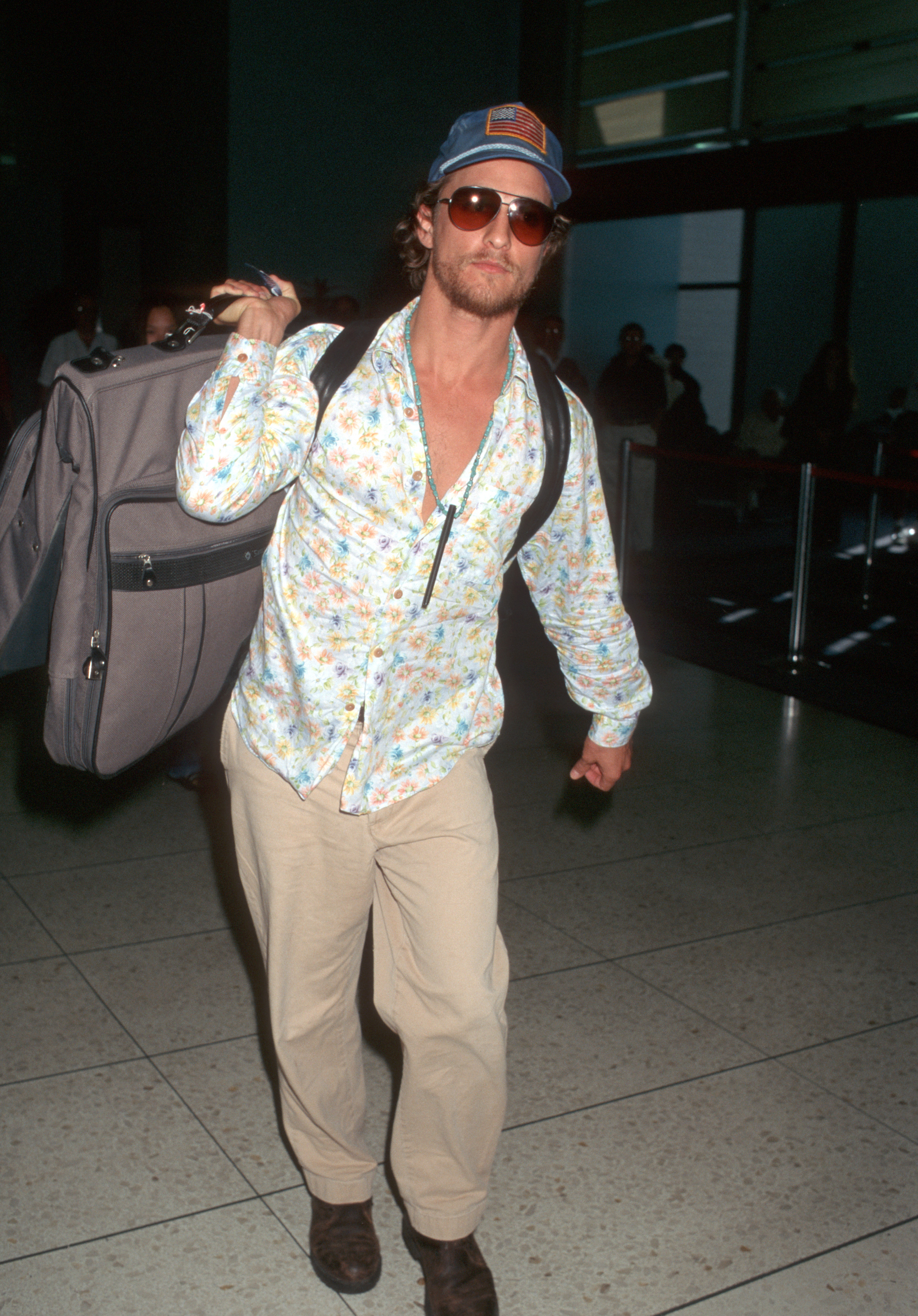 Ein berühmter Schauspieler kam am 22. September 1996 aus New York City auf dem internationalen Flughafen von Los Angeles in Kalifornien an | Quelle: Getty Images