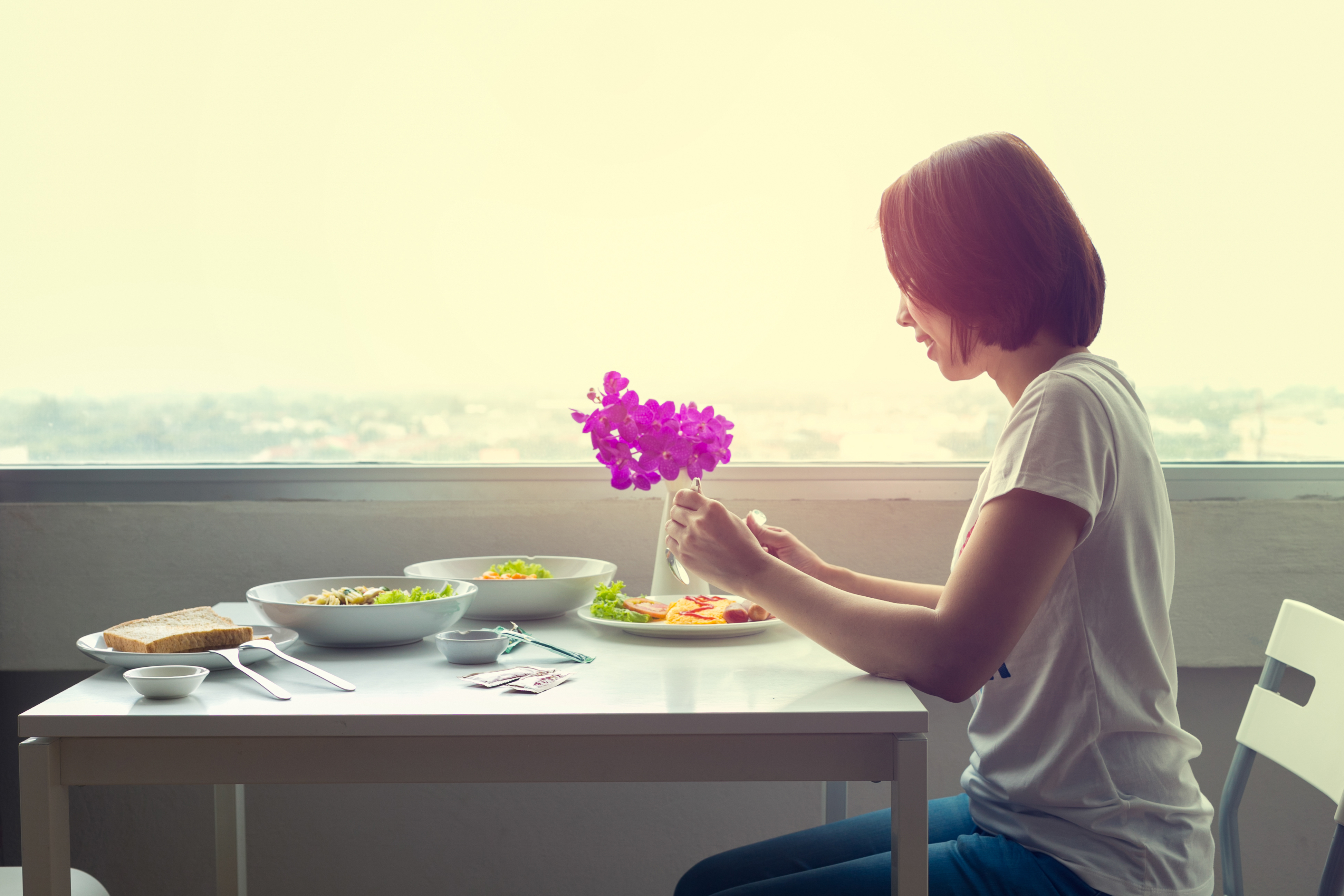 Eine Frau, die alleine in einem Restaurant zu Abend isst | Quelle: Shutterstock