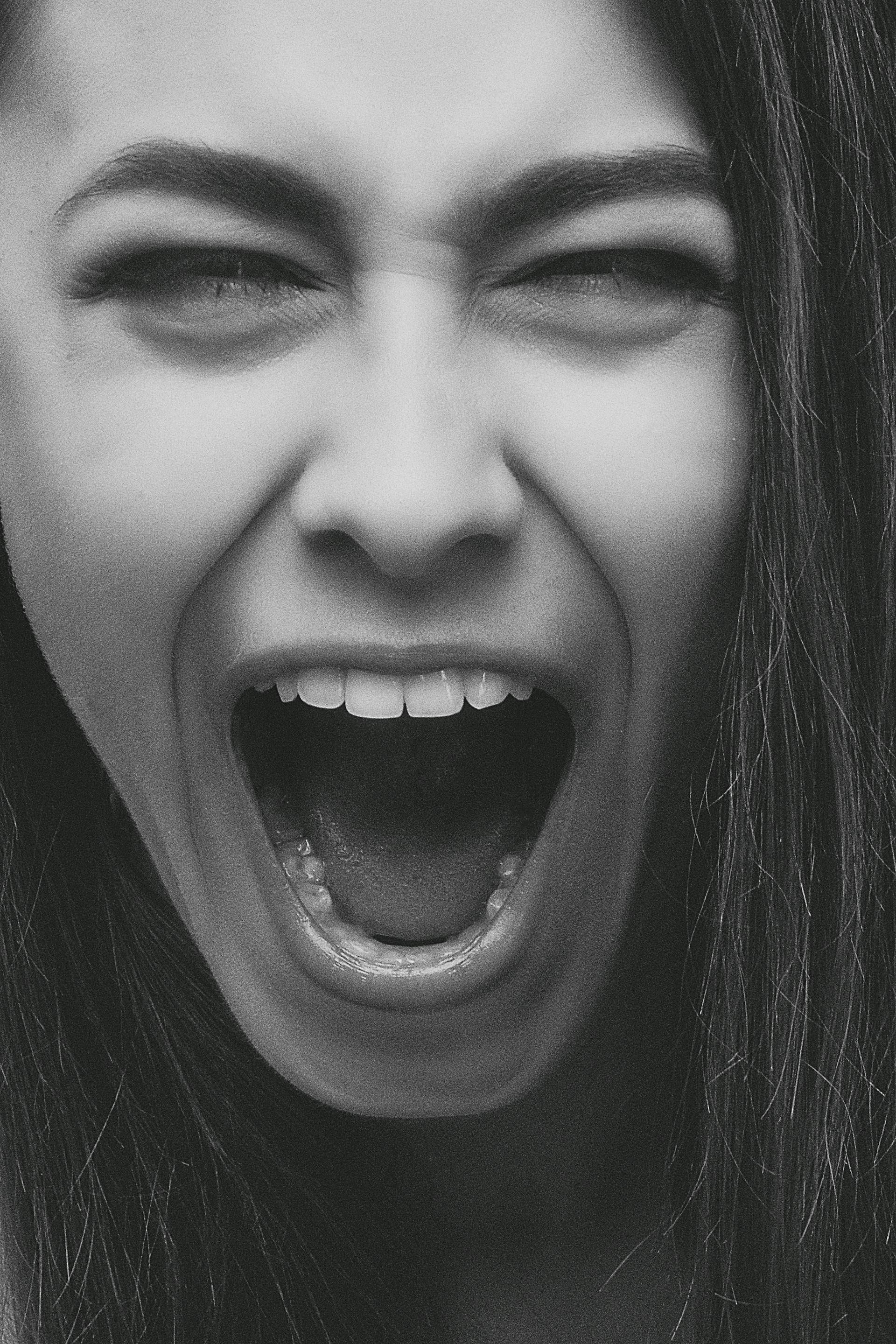 Eine Frau, die jemanden anschreit | Quelle: Pexels