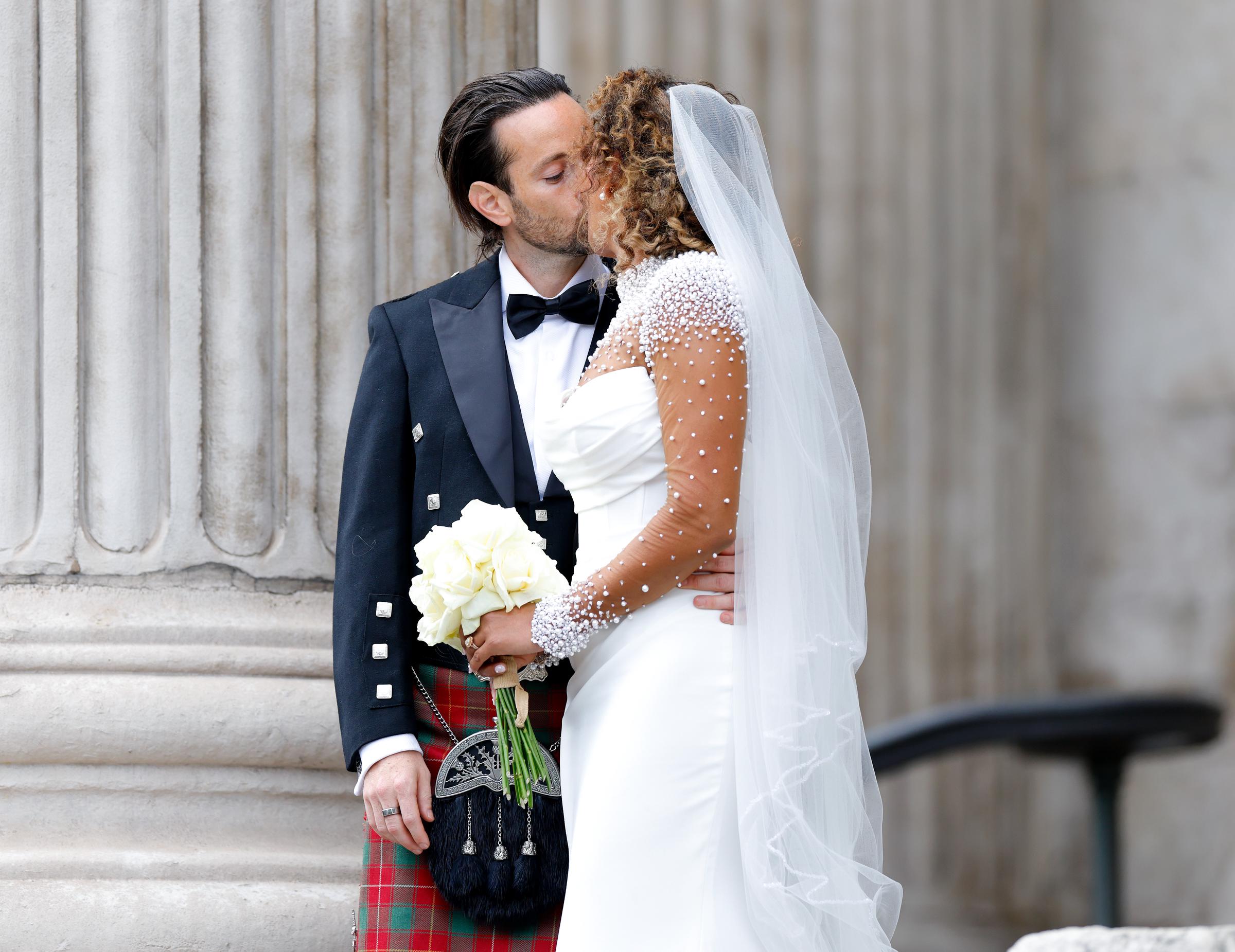 Melanie Brown und ihr Ehemann Rory McPhee küssen sich nach ihrer Hochzeit in der St. Paul's Cathedral in London am 5. Juli 2025 | Quelle: Getty Images