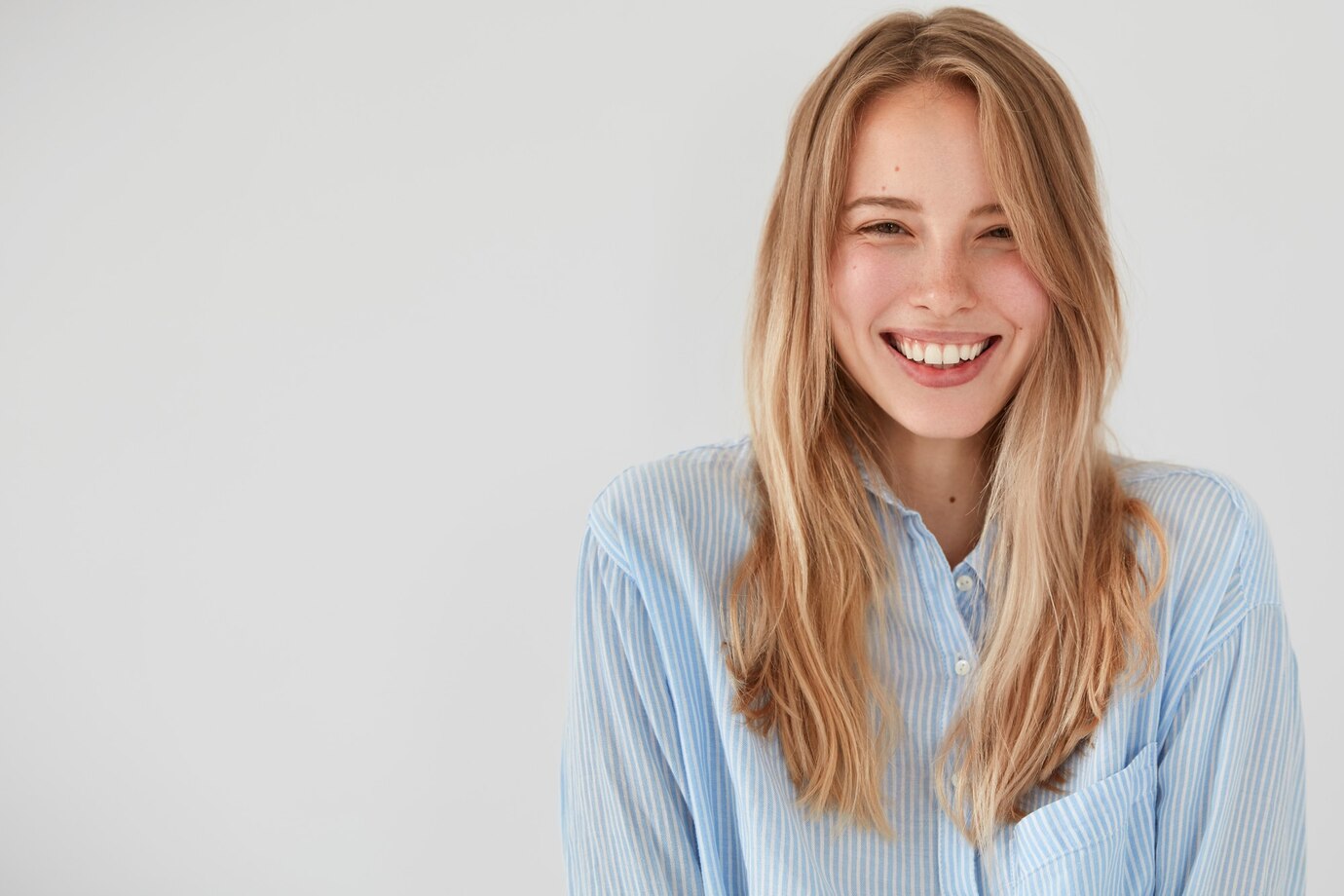 Eine lächelnde junge Frau | Quelle: Freepik