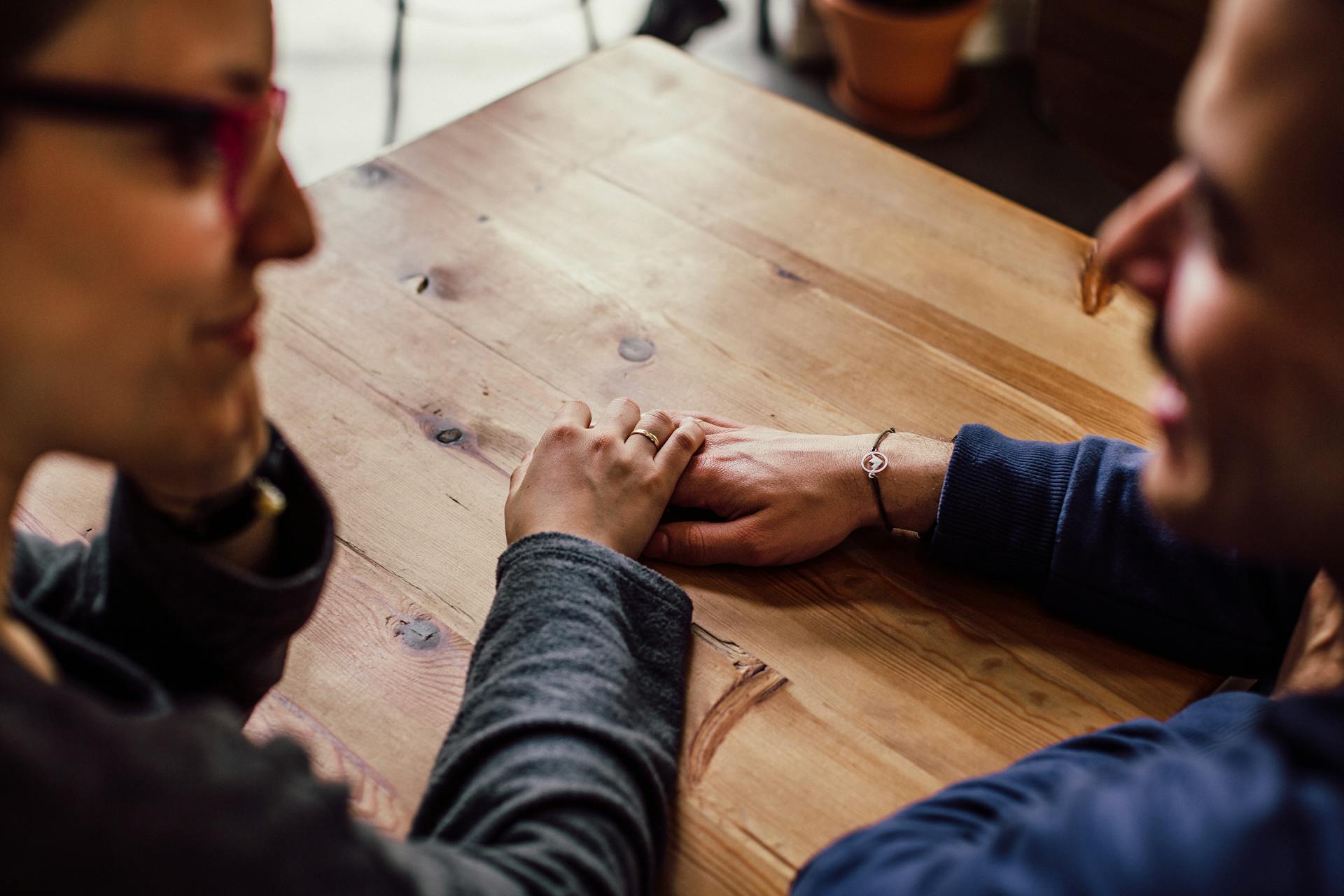 Ein Paar berührt sich an den Händen | Quelle: Pexels