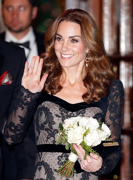 Kate Middleton mit einem Strauß Blumen, London | Quelle: Getty Images