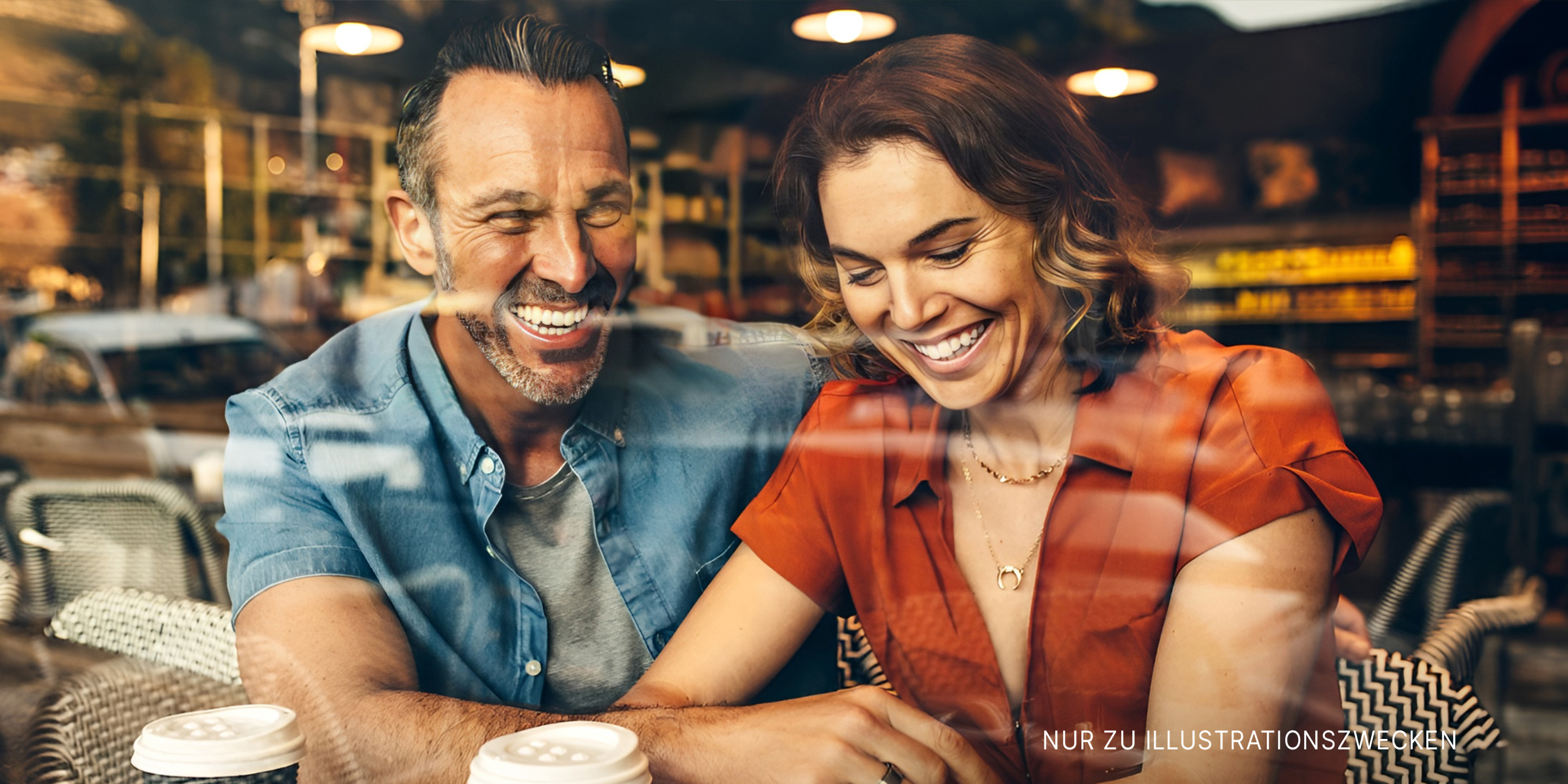 Paar sitzt in einem Café | Quelle: Shutterstock
