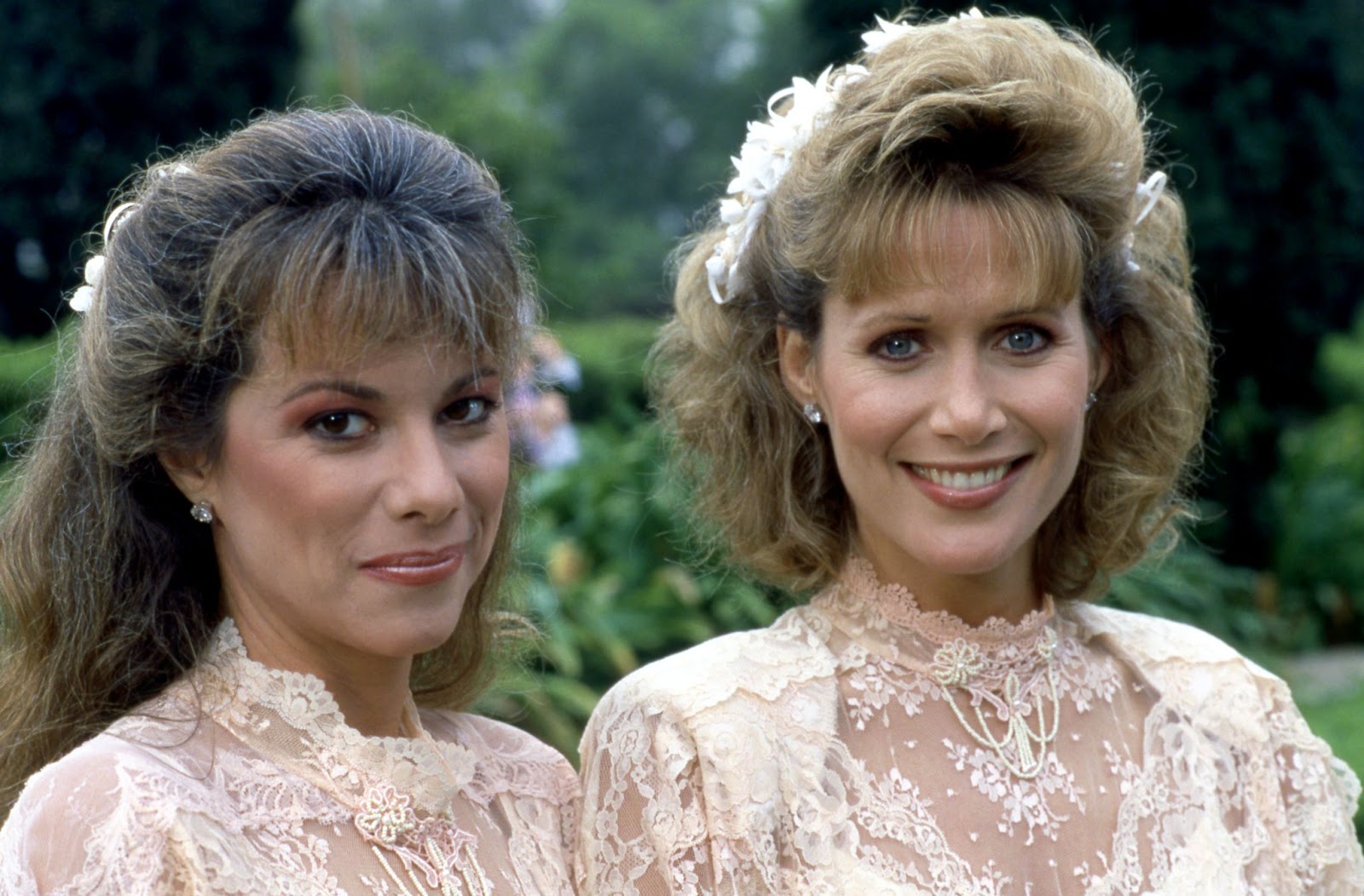 Nancy Lee Grahn und Kristen Meadows in Los Angeles, Kalifornien, um 1987. | Quelle: Getty Images