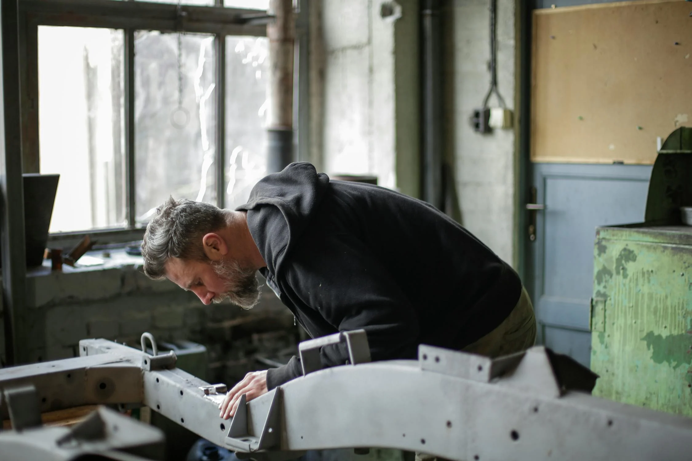 Ein reifer Mann in seiner Garage | Quelle: Pexels