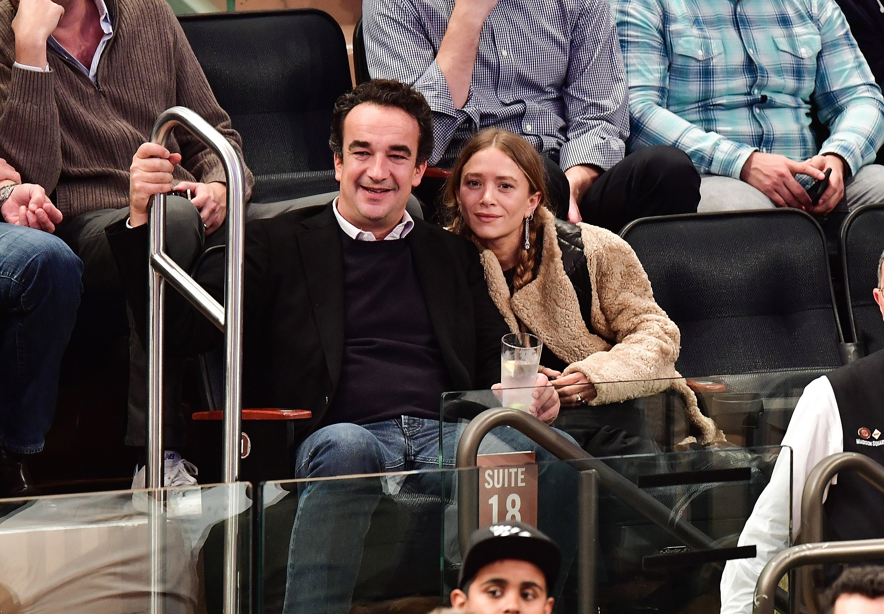 Olivier Sarkozy und Mary-Kate Olsen besuchen das Spiel New York Knicks gegen Brooklyn Nets im Madison Square Garden am 9. November 2016 in New York City | Quelle: Getty Images