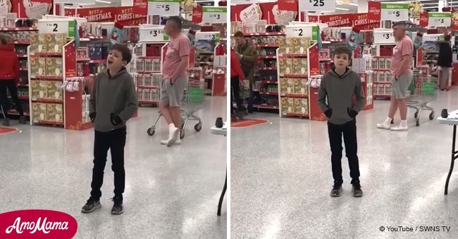 Ein Junge mit Autismus zeigt seine erstaunliche Stimme, als er im Supermarkt ein Lied anstimmt