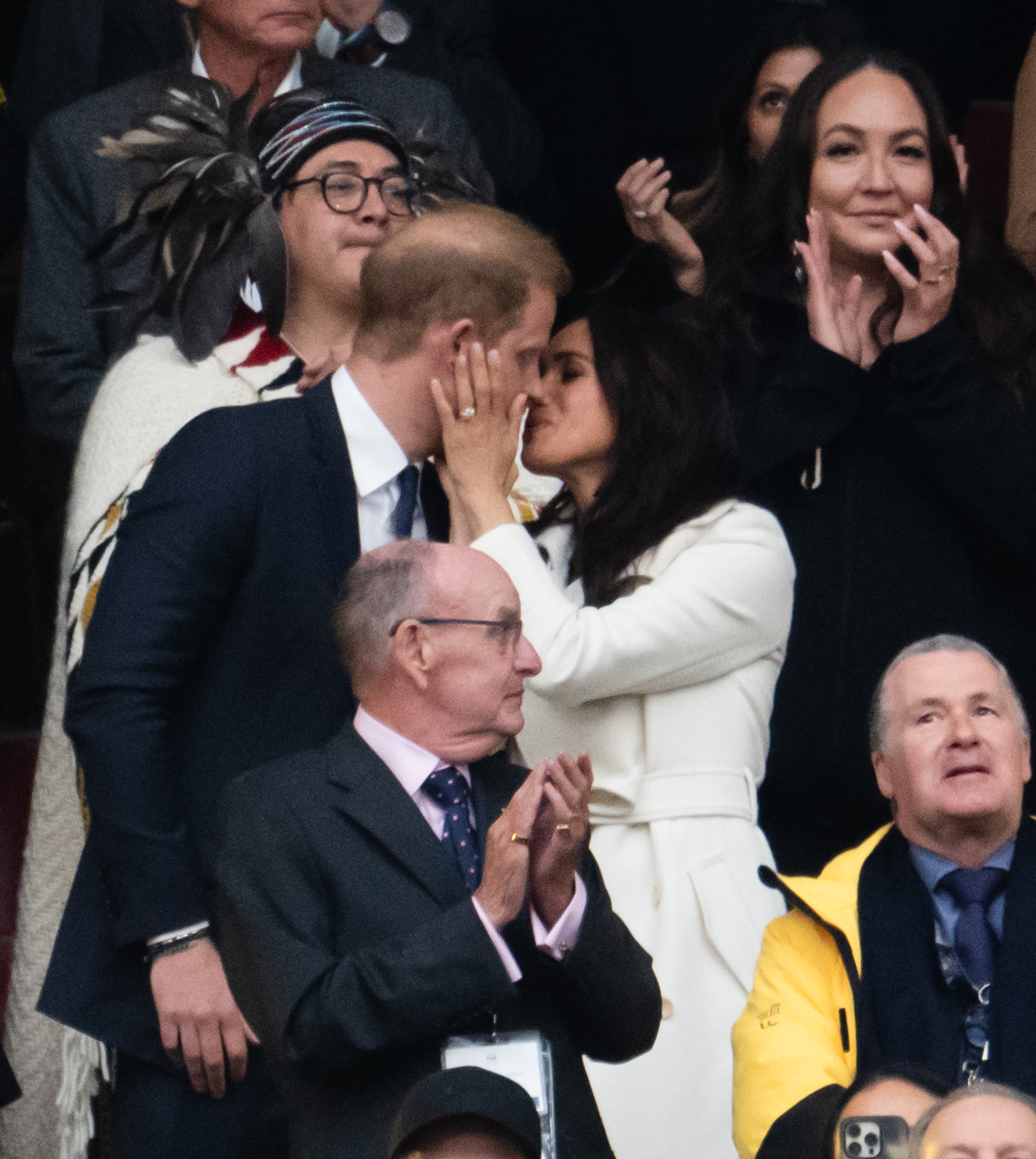 Prinz Harry und Meghan, Herzogin von Sussex, küssen sich während der Eröffnungsfeier der Invictus Games 2025 im BC Place am 8. Februar in Vancouver, British Columbia, Kanada. | Quelle: Getty Images