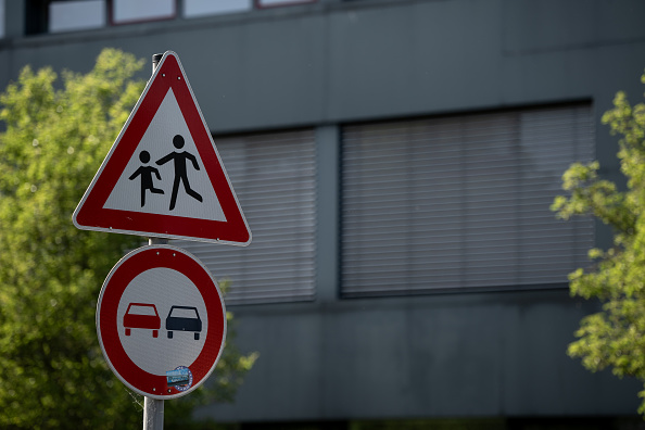 Verkehrsschild „Kinder" vor der Otto Hahn Gesamtschule in Dinslaken, 27. Mai 2026. | Quelle: Getty Images