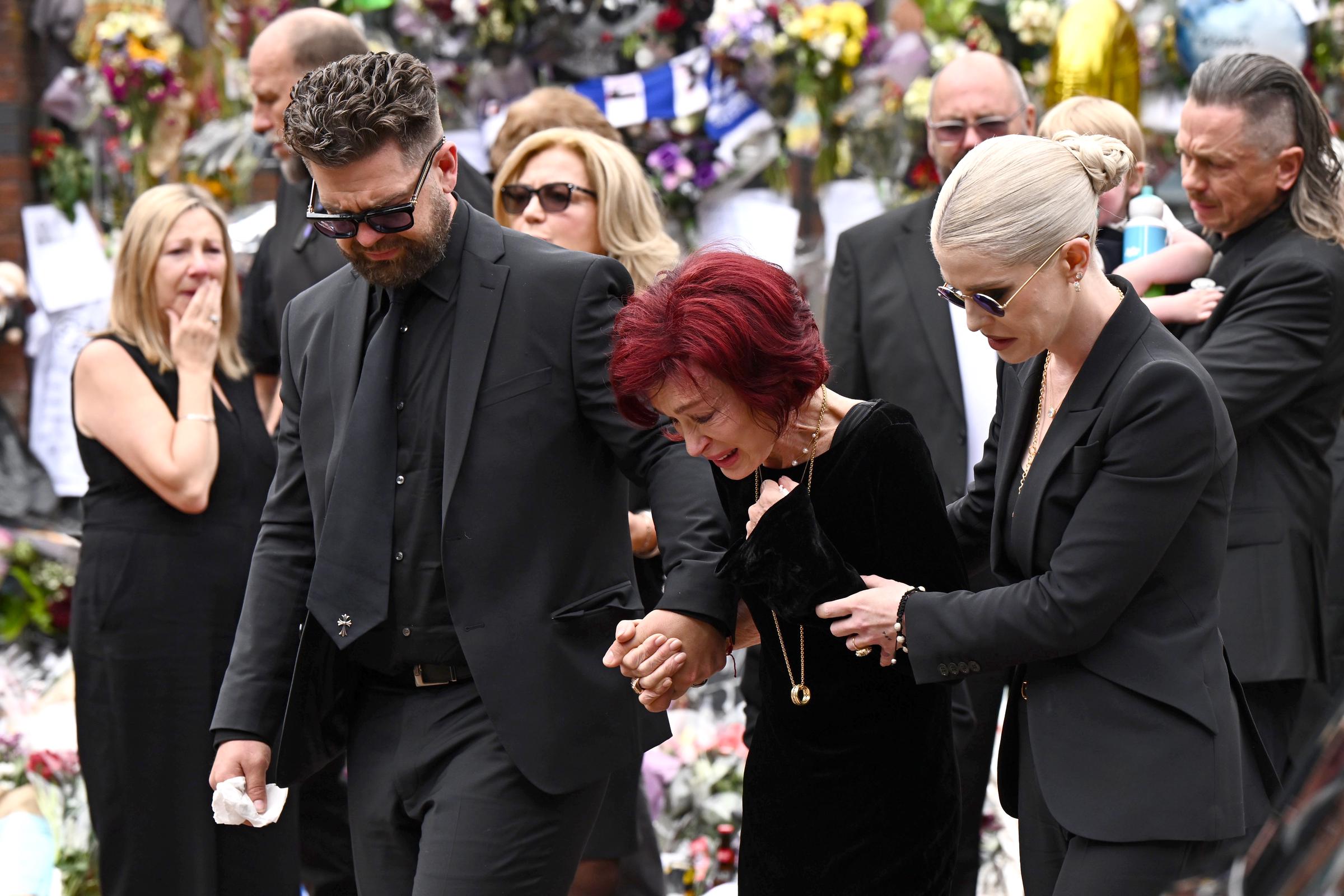 Jack, Sharon und Kelly Osbourne kommen an, um die Ehrungen für den verstorbenen Ozzy Osbourne zu sehen, während sein Leichenzug am 30. Juli 2025 in England durch Birmingham fährt | Quelle: Getty Images