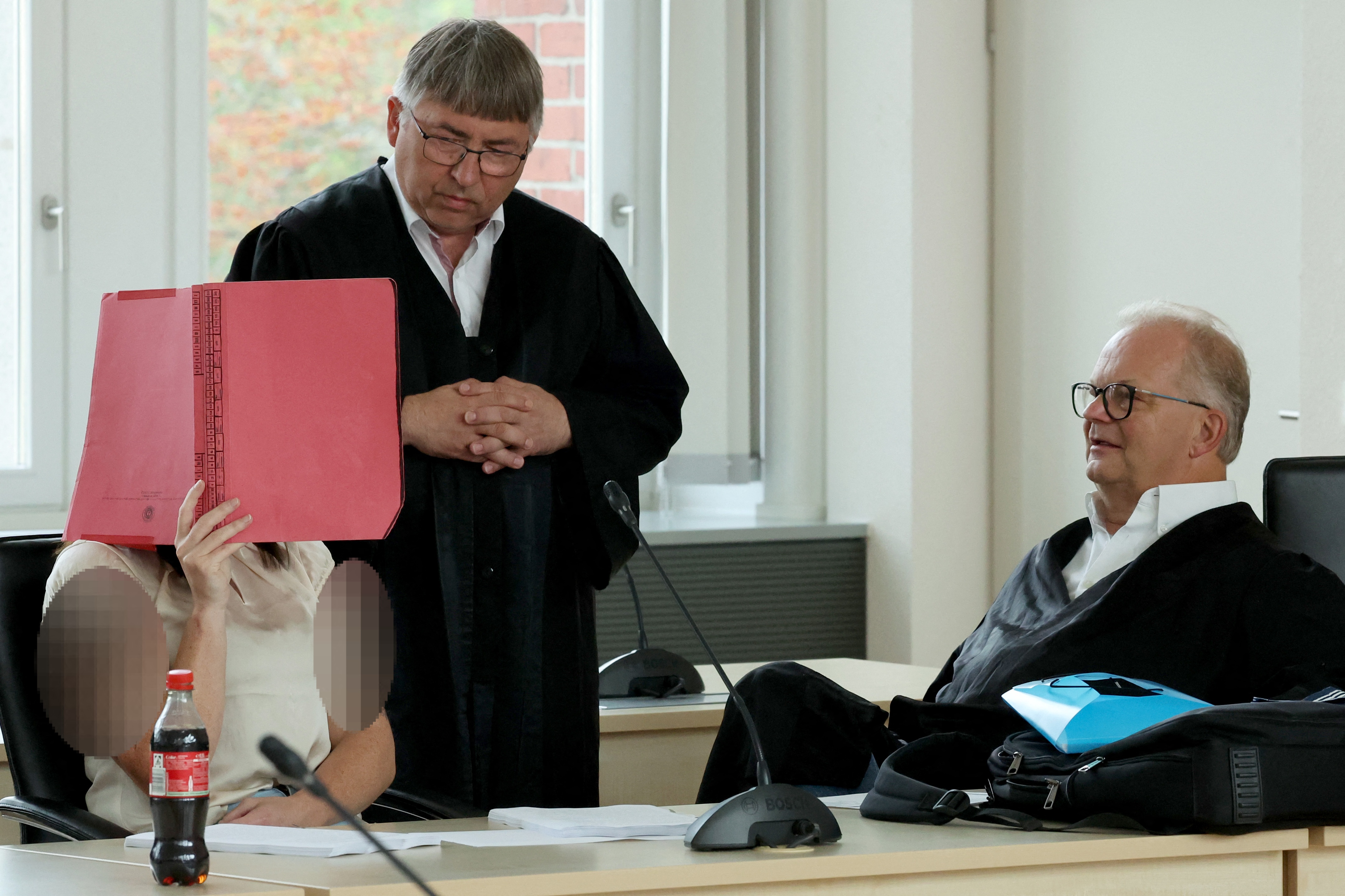 Gina H. (von links nach rechts) mit ihren Anwälten Andreas Ohm und Thomas Löcker | Quelle: Getty Images