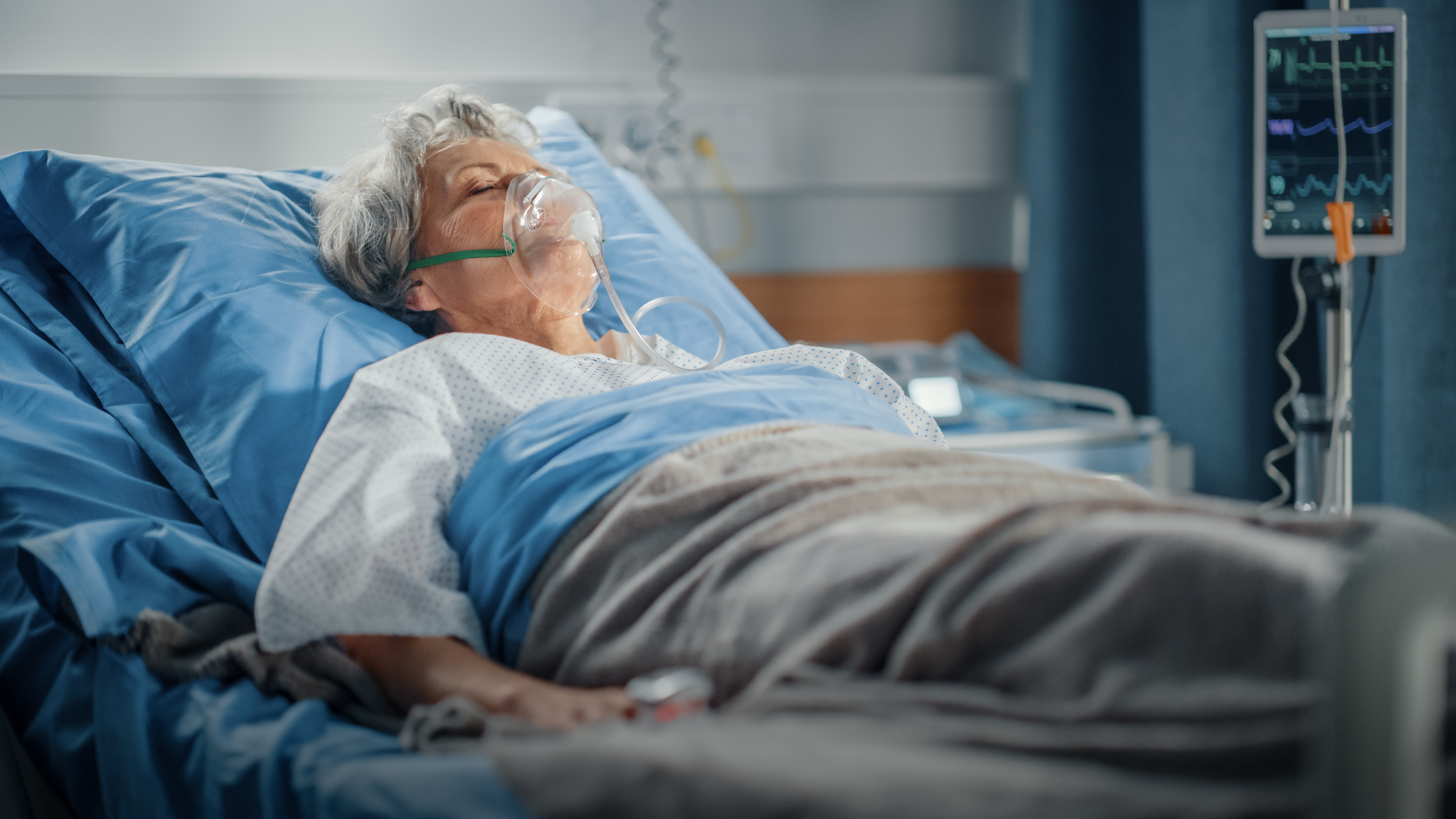 Eine ältere Frau in einem Krankenhausbett | Quelle: Shutterstock