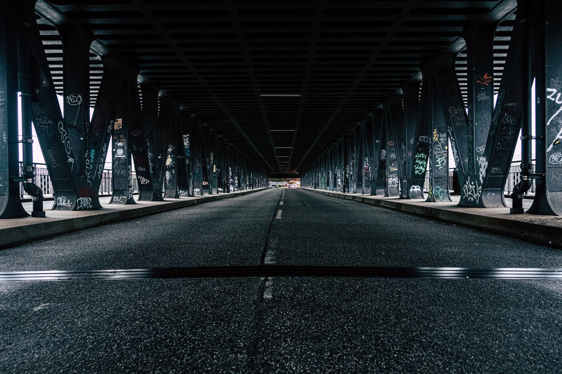 Wir haben angefangen, unter einer Brücke zu leben. | Quelle: Pexels