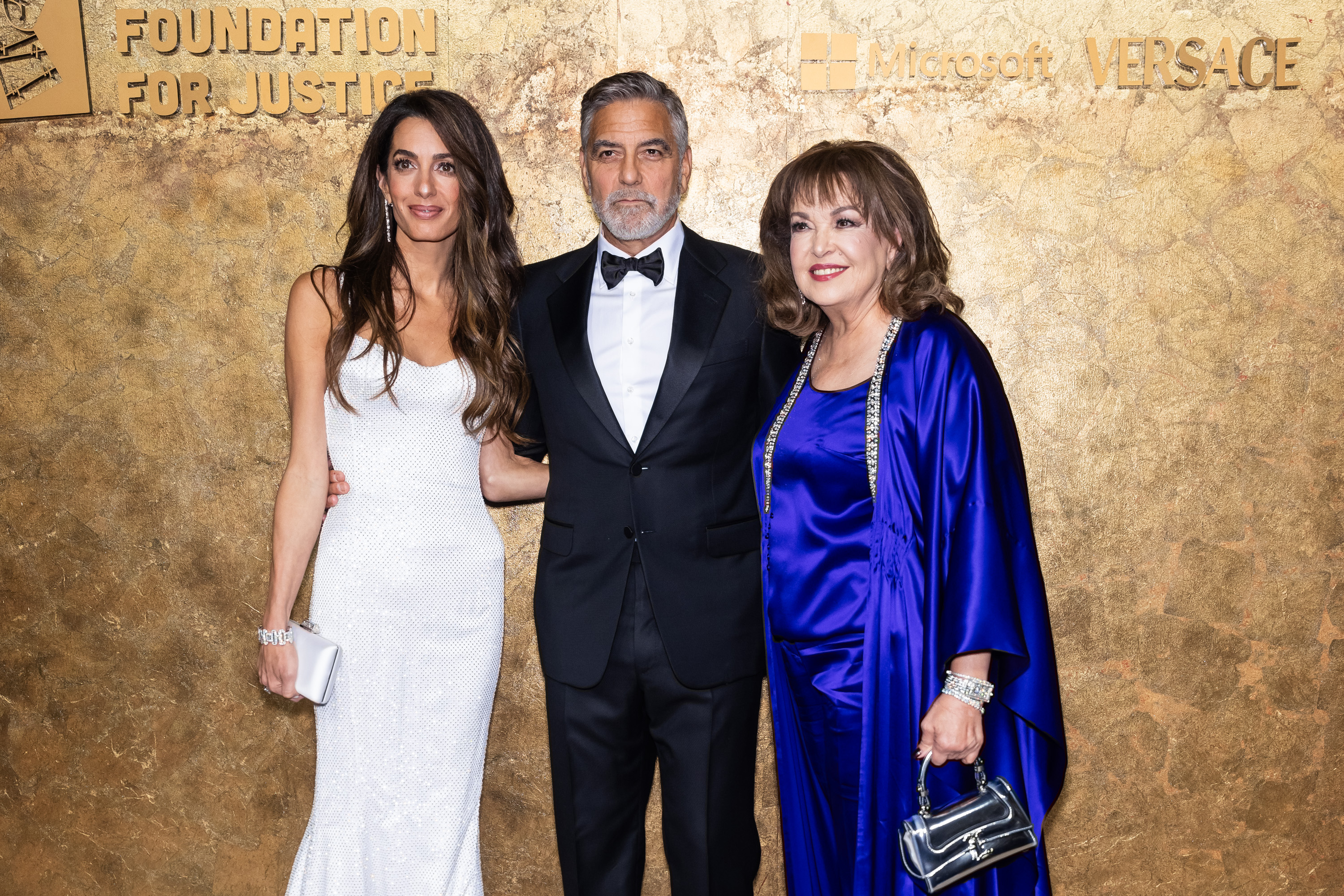 Amal Clooney, George Clooney und Baria Alamuddin besuchen die Veranstaltung "The Albies" der Clooney Foundation for Justice in der New York Public Library in New York City, am 28. September 2023 | Quelle: Getty Images