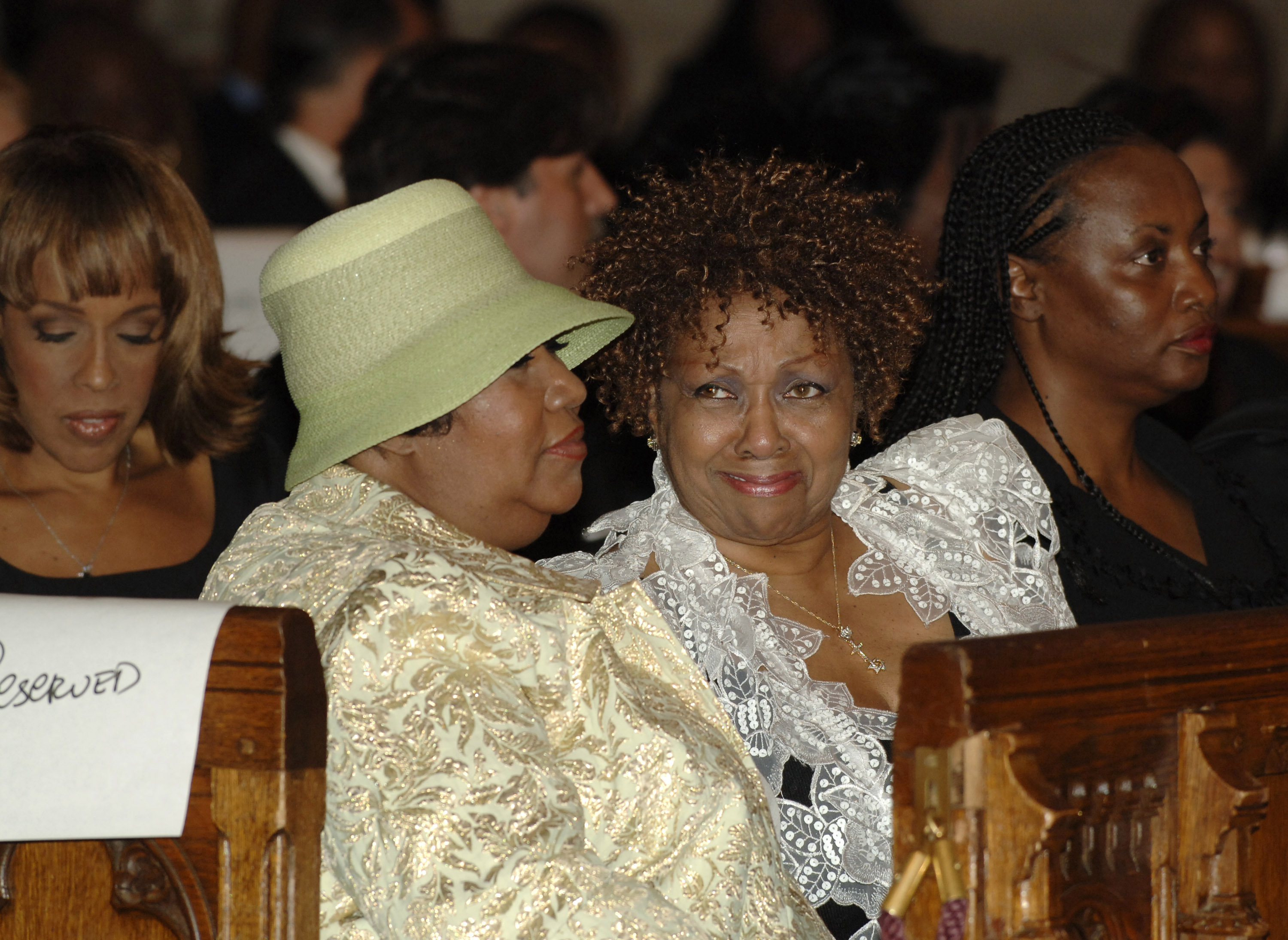 Aretha Franklin und Cissy Houston bei der Trauerfeier für Luther Vandross am 8. Juli 2005 | Quelle: Getty Images