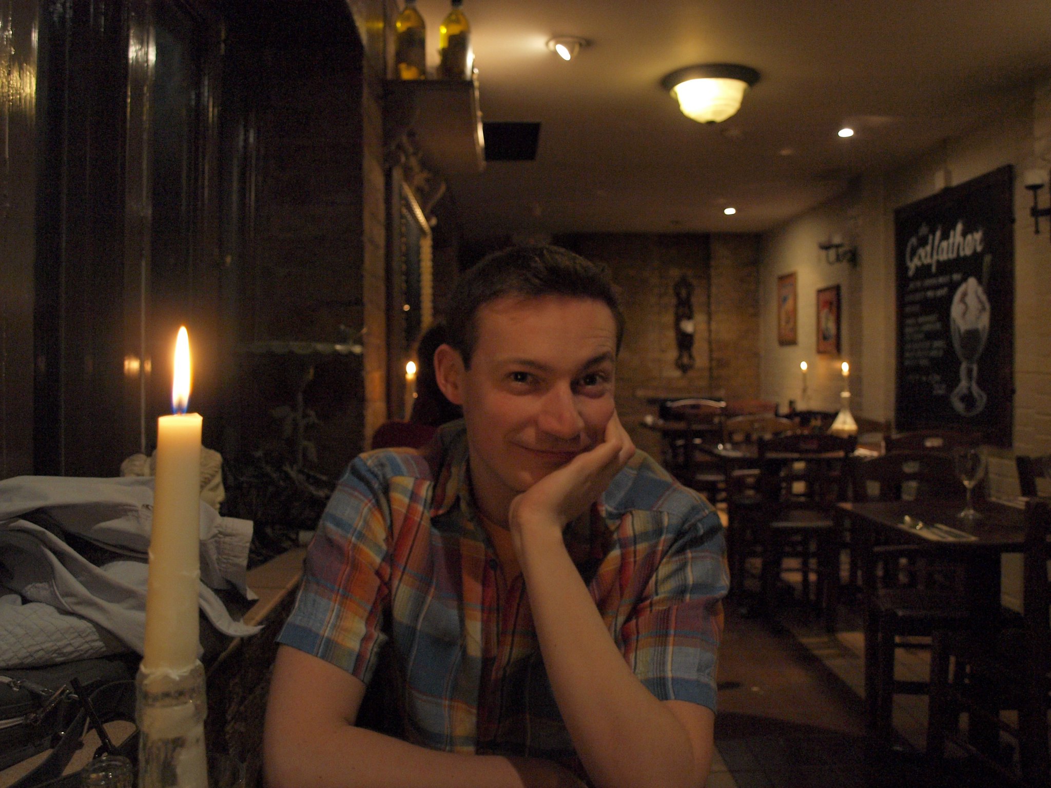 Ein Mann lächelt und sieht glücklich aus, während er in einem Restaurant fotografiert wird | Quelle: Flickr