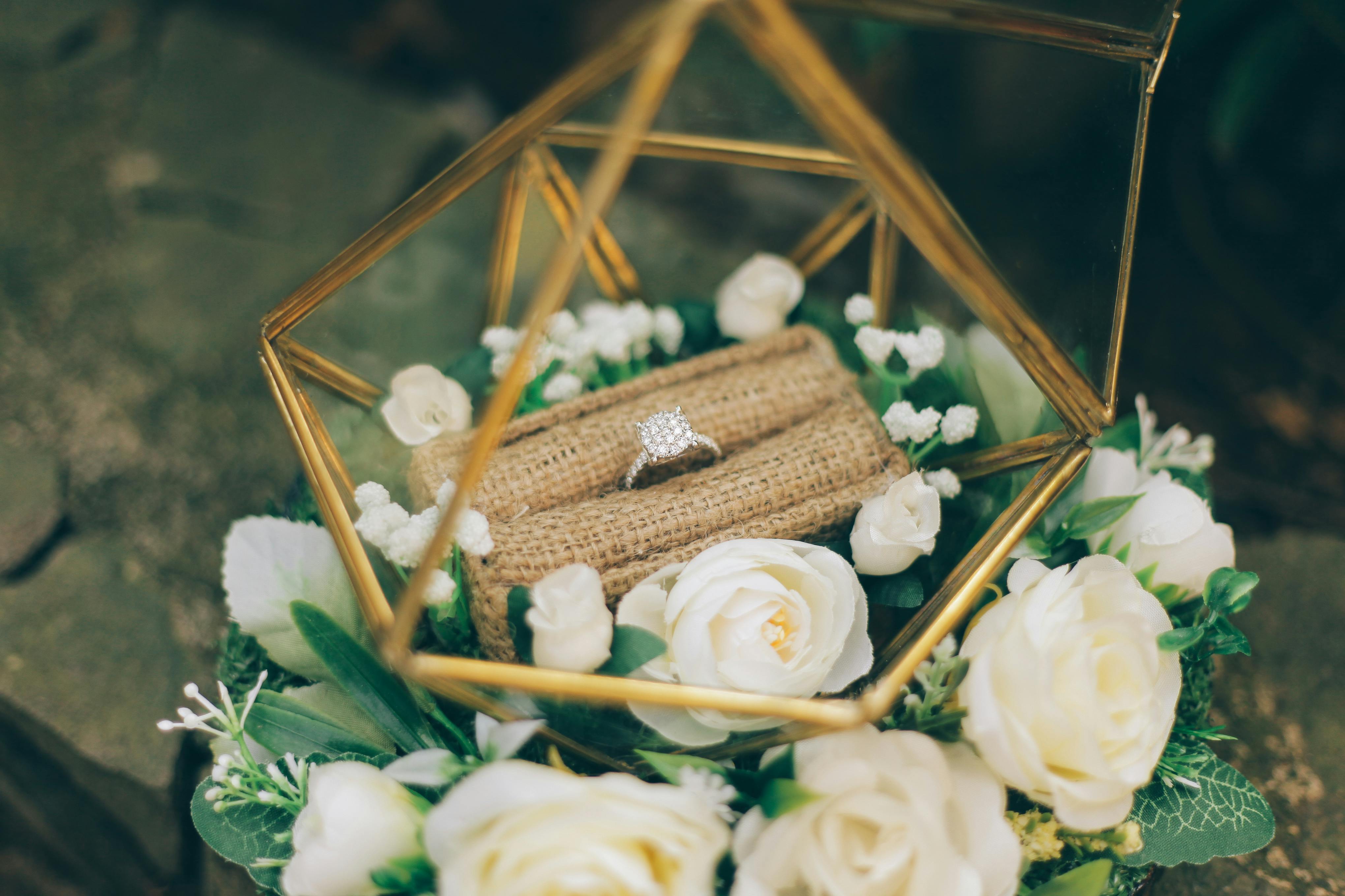 Ein Verlobungsring in einem Blumenarrangement | Quelle: Pexels