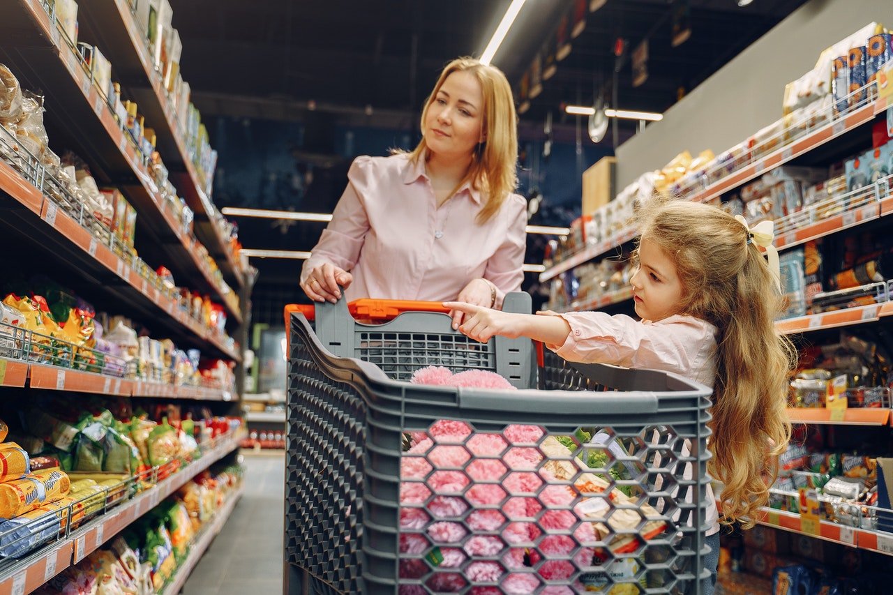 Frau und Tochter beim Einkaufen in einem großen Geschäft. | Quelle: Pexels