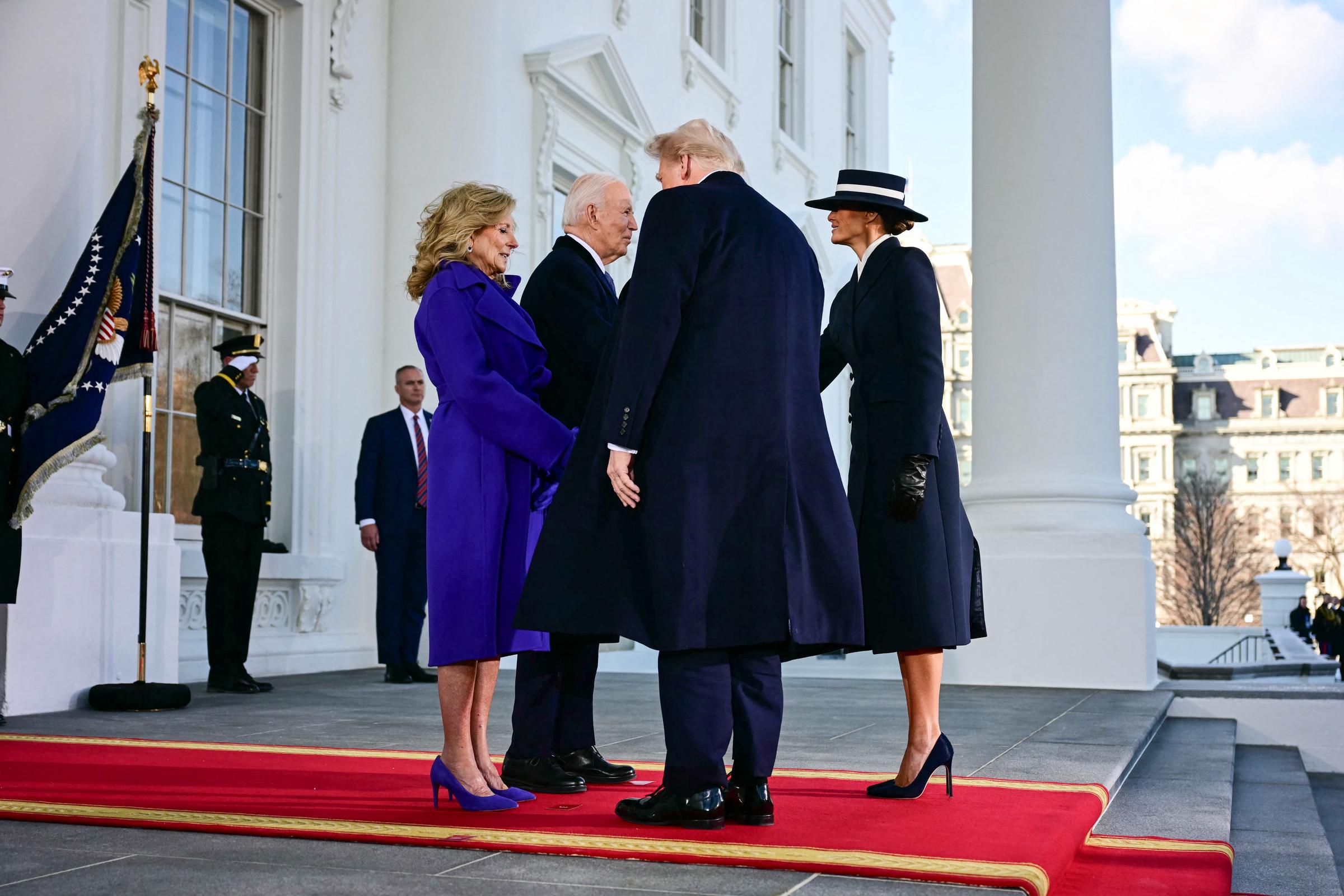 Die künftige First Lady Melania Trump trifft am Tag der Amtseinführung, dem 20. Januar 2025, zusammen mit dem designierten Präsidenten Donald Trump im Weißen Haus ein, wo sie von Präsident Joe Biden und First Lady Jill Biden begrüßt wird, bevor sie zum US-Kapitol aufbricht. Mit einem beeindruckenden modischen Auftritt trägt sie einen maßgeschneiderten marineblauen Wollmantel von Adam Lippes mit schwarzen Lederhandschuhen und einem passenden Boater-Hut mit breiter Krempe von Eric Javits. Abgerundet wird die elegante Silhouette durch dunkelmarineblaue Stiletto-Pumps mit spitzer Zehenpartie, die ihr auf dem roten Teppich einen klassischen, himmelhohen Auftrieb verleihen.