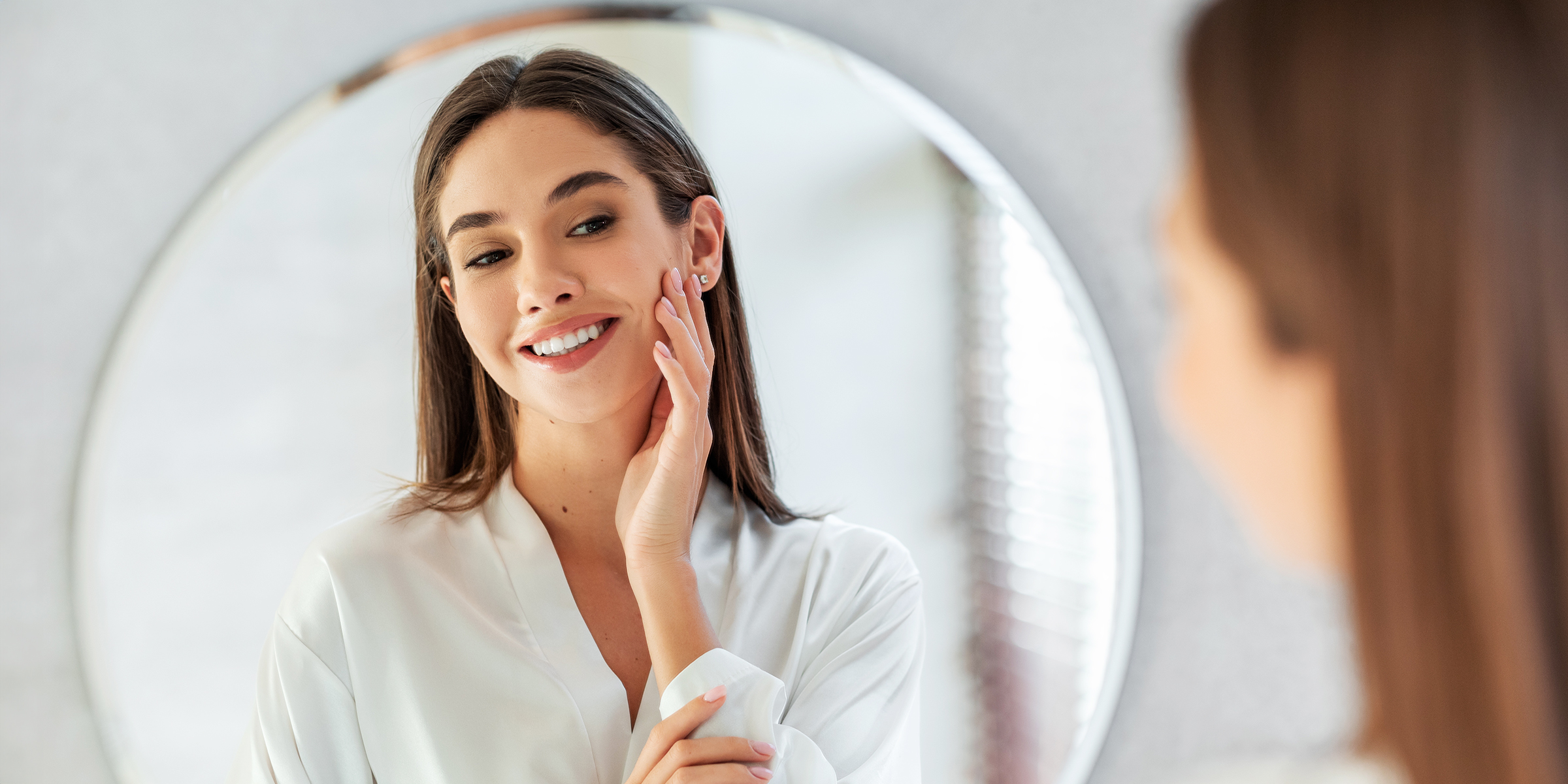 Eine Frau schaut in einen Spiegel | Quelle: Shutterstock