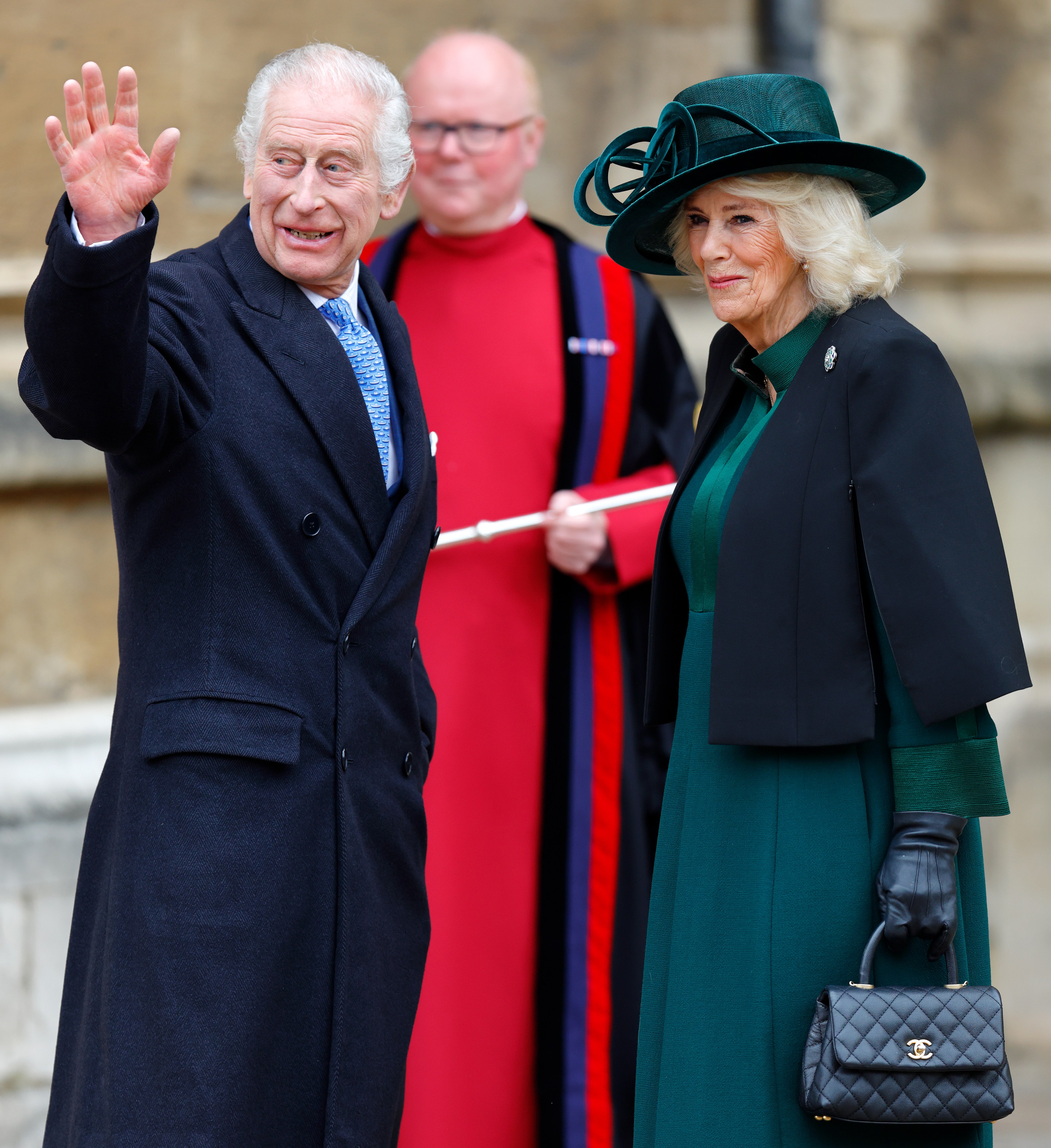 König Charles III. und Königin Camilla nehmen am 31. März 2024 am traditionellen Ostersonntagsgottesdienst in der St. George's Chapel auf Schloss Windsor in Windsor, England, teil. | Quelle: Getty Images