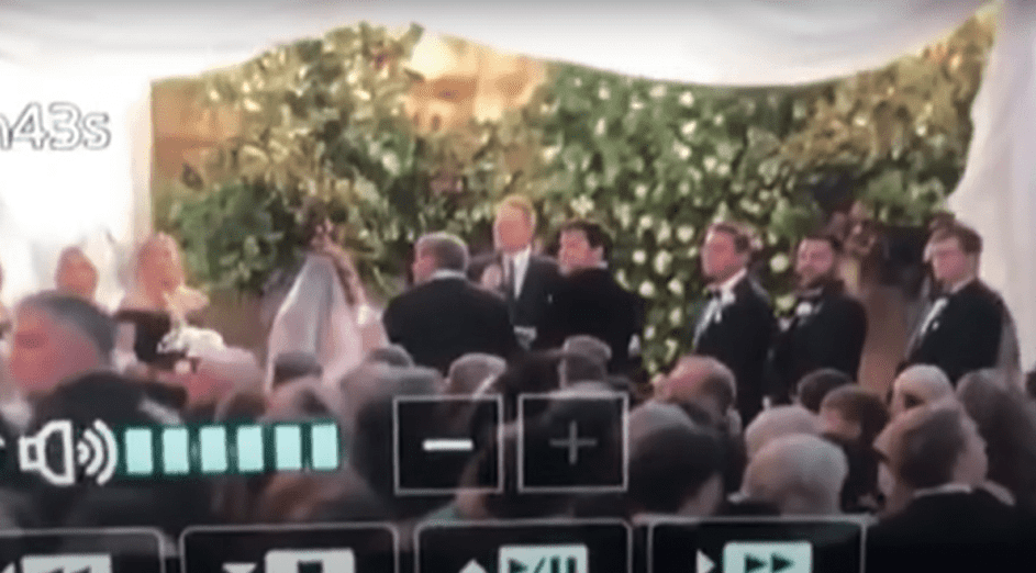 Braut und Bräutigam geben sich das Ja-Wort. | Quelle: Youtube.com/InsideEdition