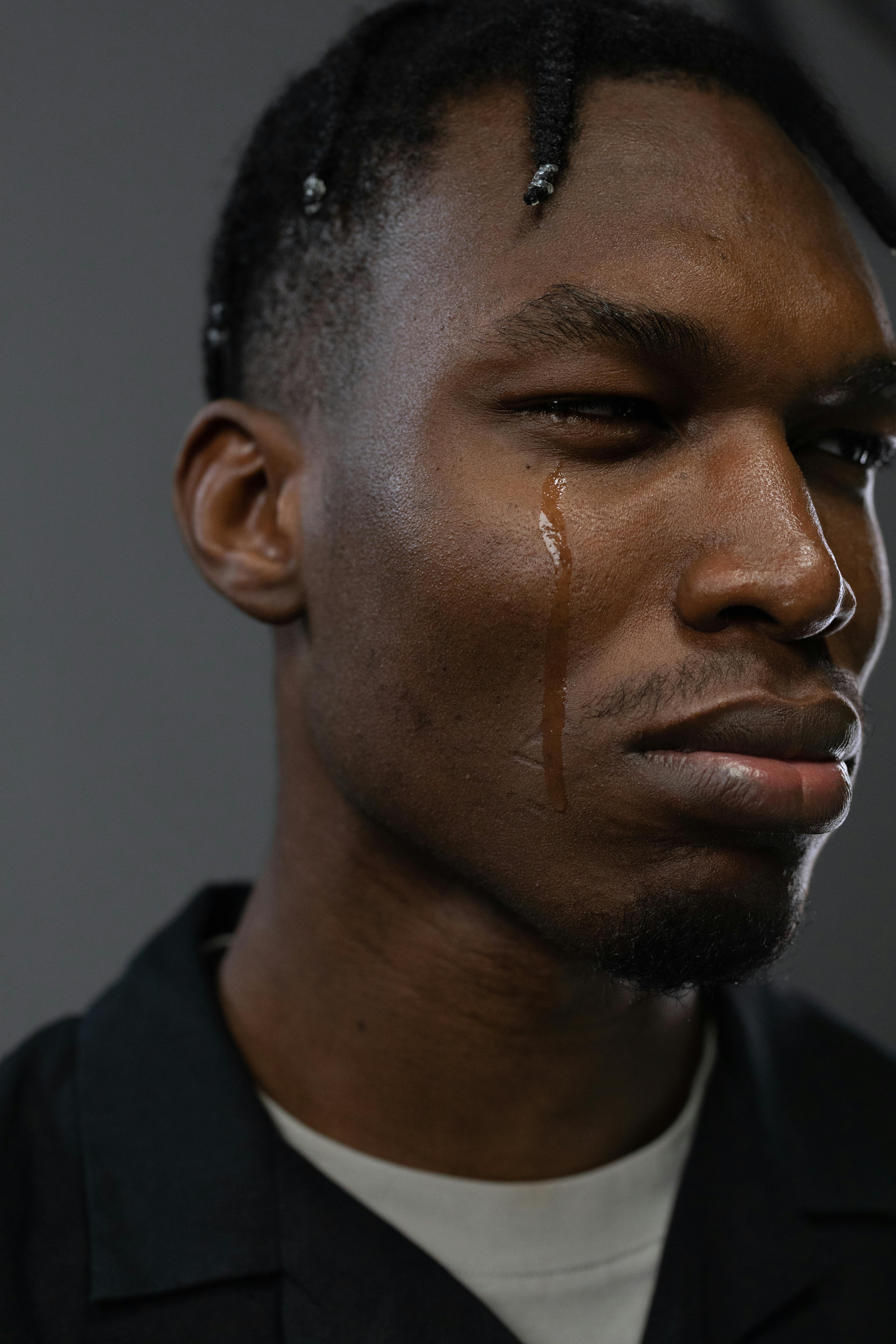 Ein weinender Mann | Quelle: Pexels