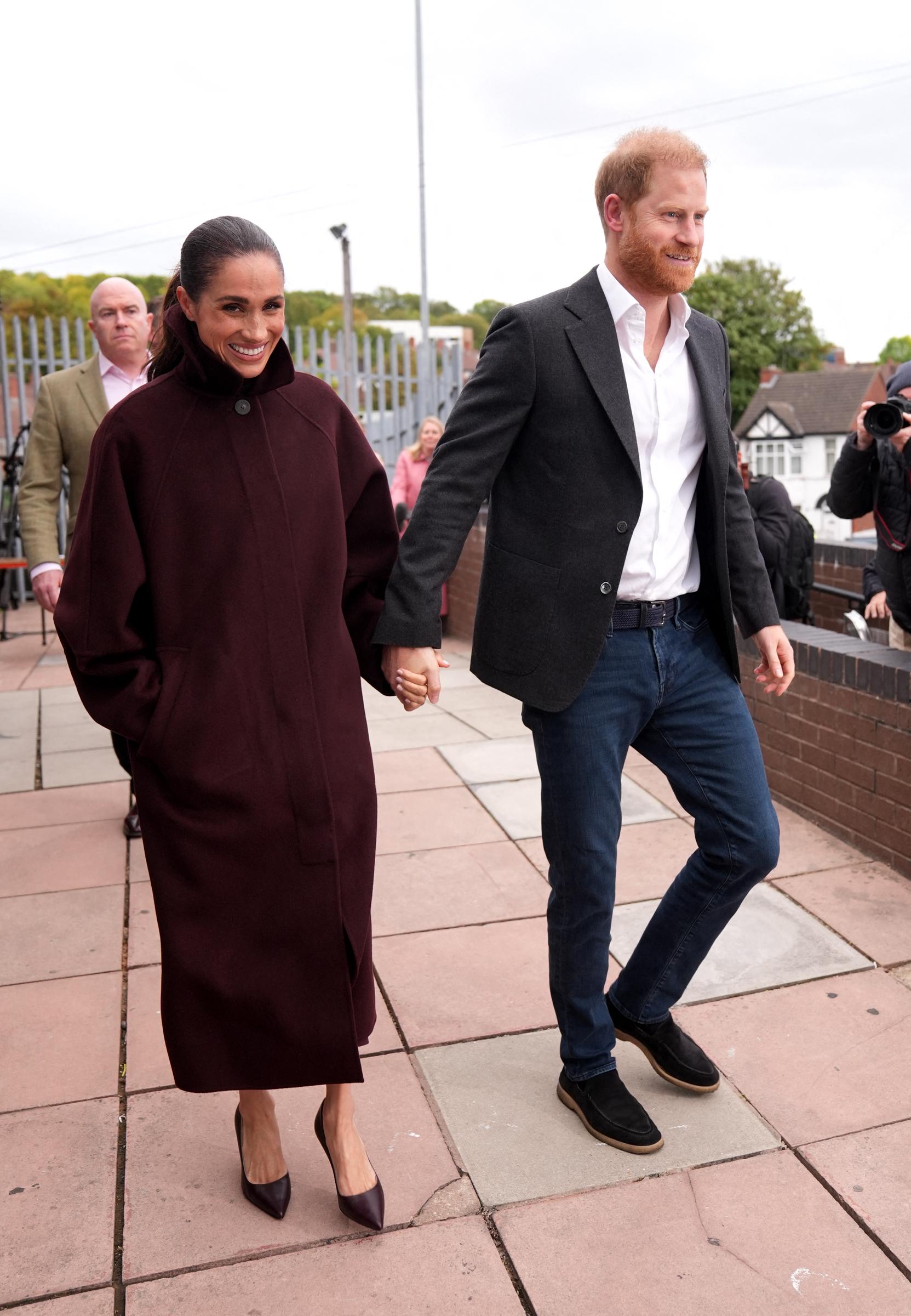 Prinz Harry, Herzog von Sussex, und seine Frau Meghan, Herzogin von Sussex, verlassen am 15. Oktober 2026 nach einem Besuch bei Epic Partners in Nottingham, Mittelengland, das Gelände. | Quelle: Getty Images
