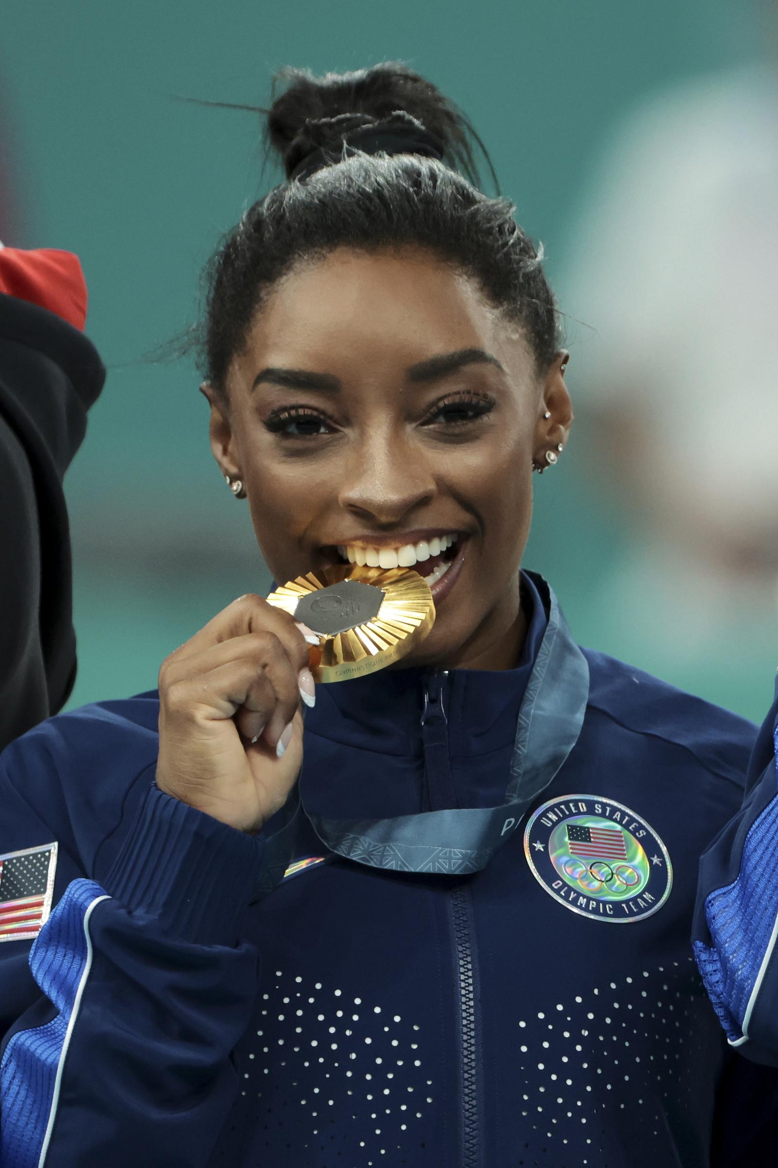 Simone Biles feiert auf dem Podium während der Medaillenzeremonie für das Teamfinale im Kunstturnen der Frauen am vierten Tag der Olympischen Spiele Paris 2024 in der Bercy Arena am 30. Juli 2024 in Paris, Frankreich. | Quelle: Getty Images